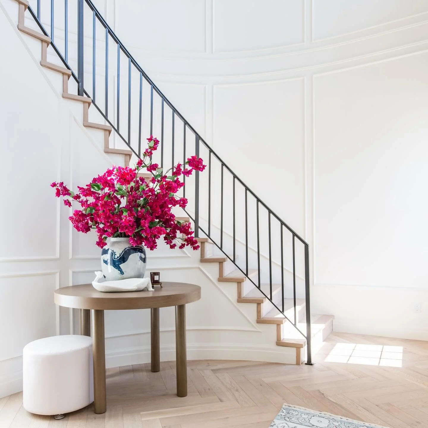 A quiet moment in the entry stair; proportion, curve, and restraint doing the work. This elegant stair sets the tone from the first step inside.

Photography: @rebekahwestoverphotography 
Interiors: @augustabuild 
Architecture: @higher.design 

#resi