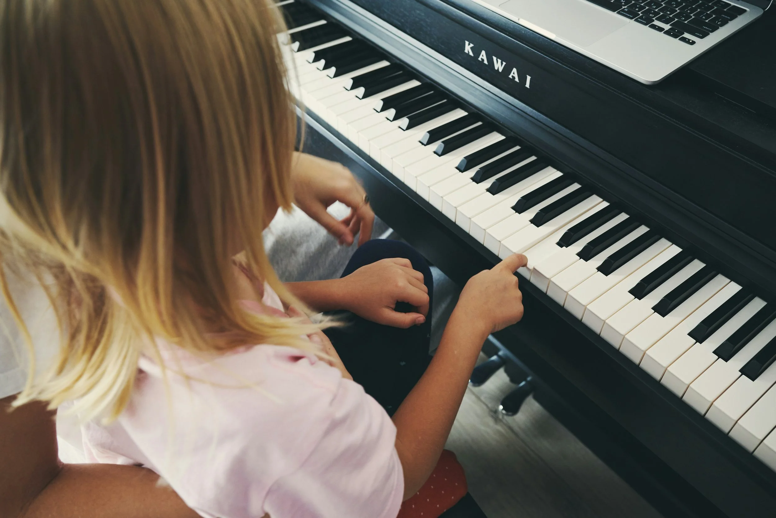 Helping Your Child Thrive in Their First Piano Lessons: A Guide for Parents