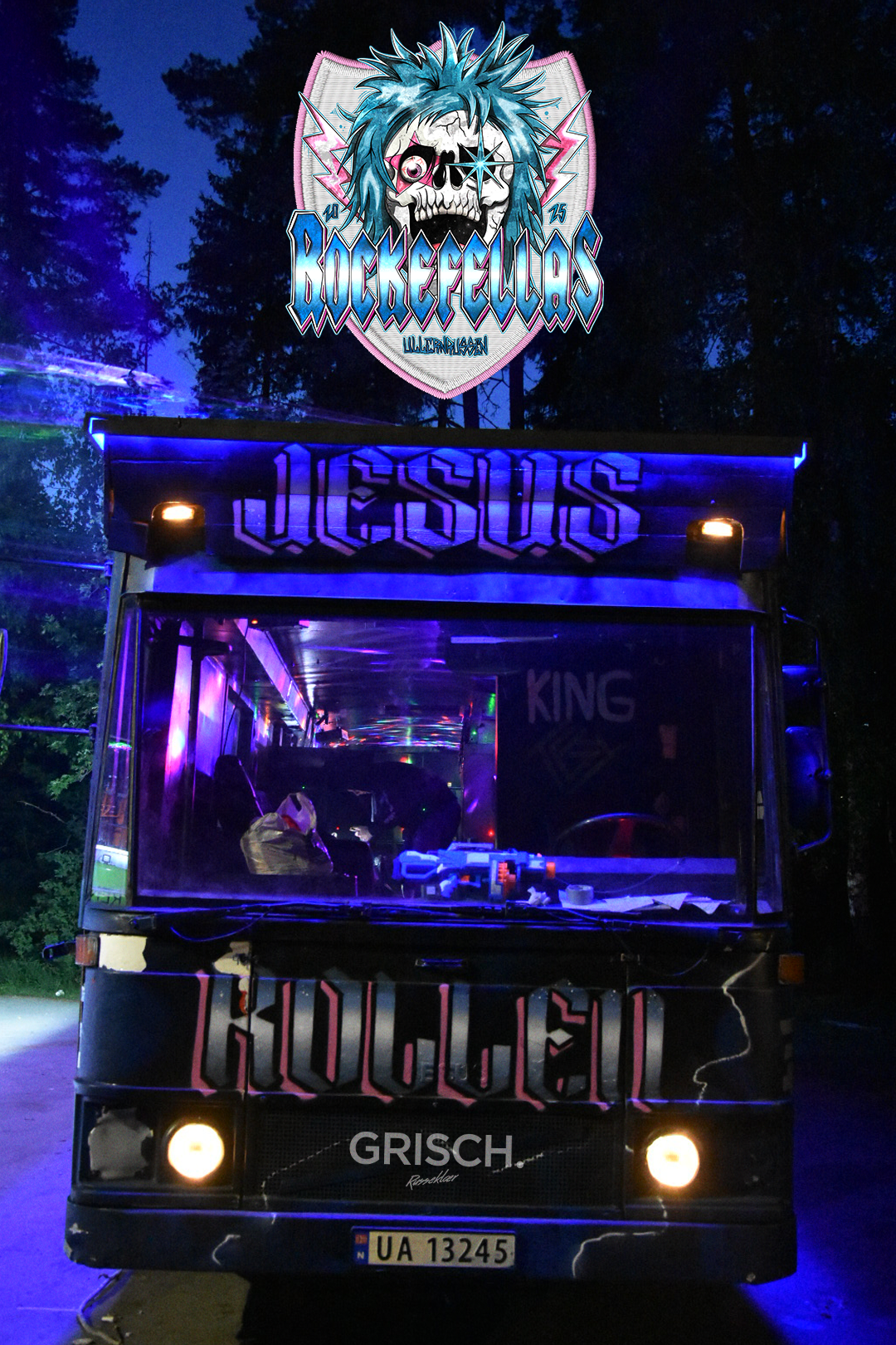 En mörk bil med neon-lys settes opp, med et fargerikt skilt med en skallet, hårete djevel med blå hår og en fargerik logo som sier 'Rockefellas'.