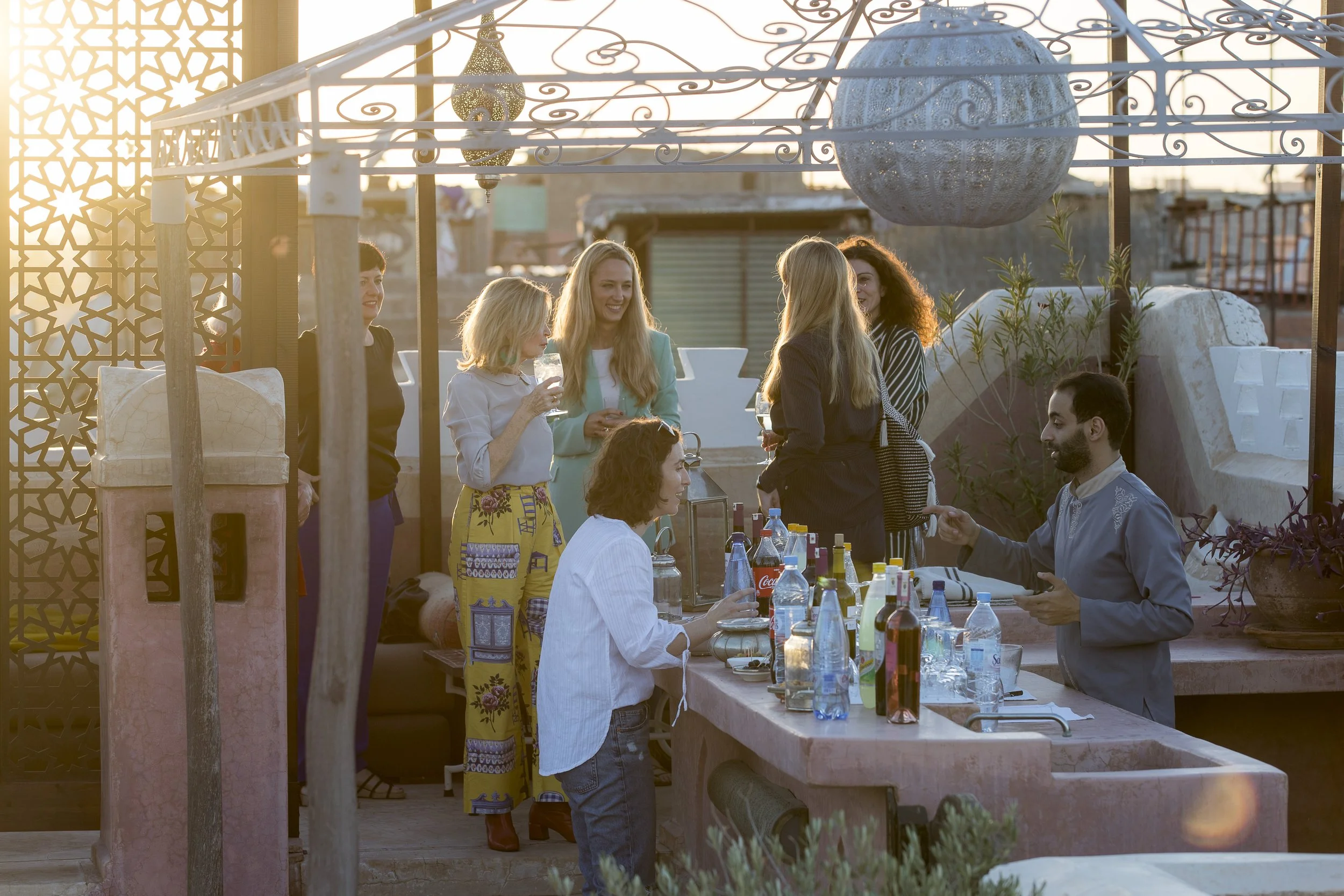 Frauen auf einer Terrasse in Marrakesch
