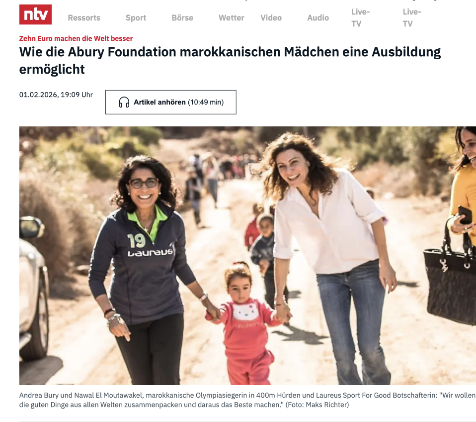 Zwei Frauen rennen über eine Dorfstrasse mit einem kleinen Kind an der Hand mit einem rosa Anzug