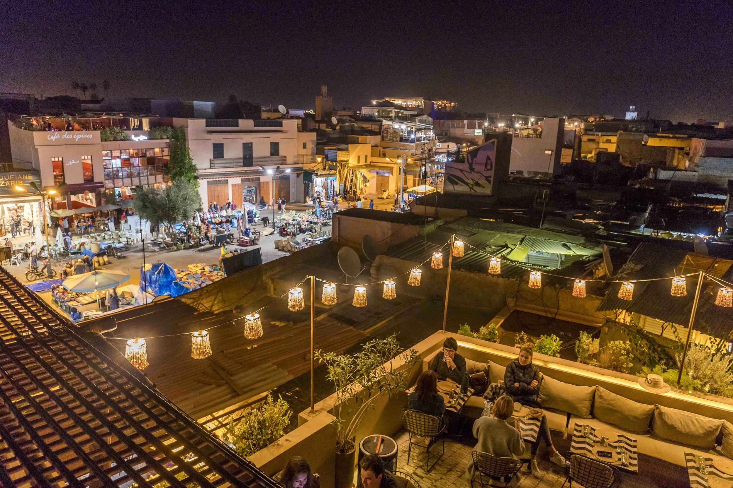 Nachstimmunng über Marrakesch, man sieht die Strassen und das Treiben auf dem Markt