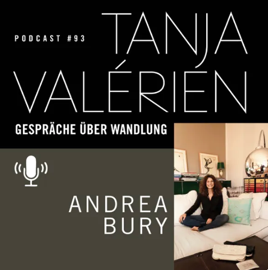 Bild von Andrea Bury, sitzend auf Sofa und Text Podcast #93 Tanja Valérien Gespräche über Wandlung