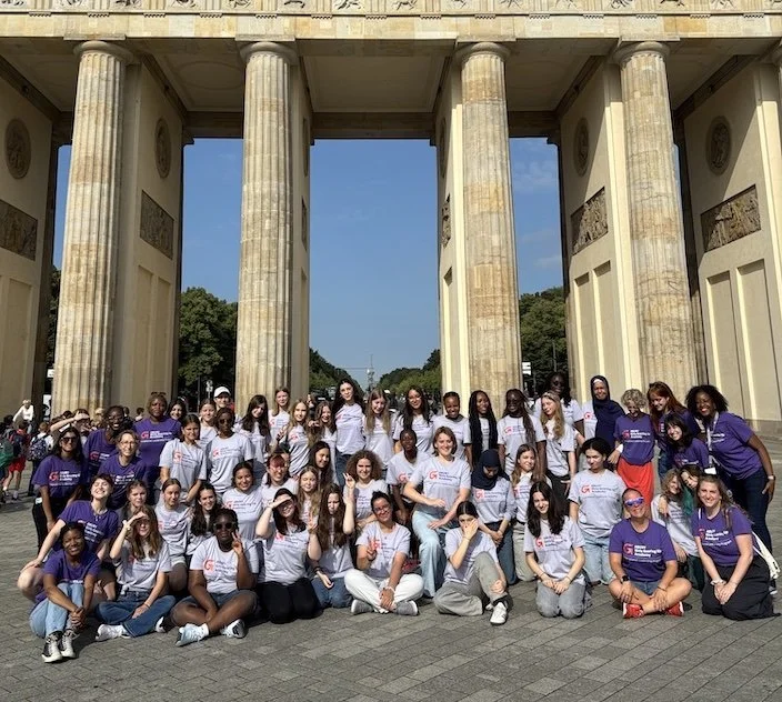 Gruppenbild mit Mädchen vor dem Brandenburger Tor