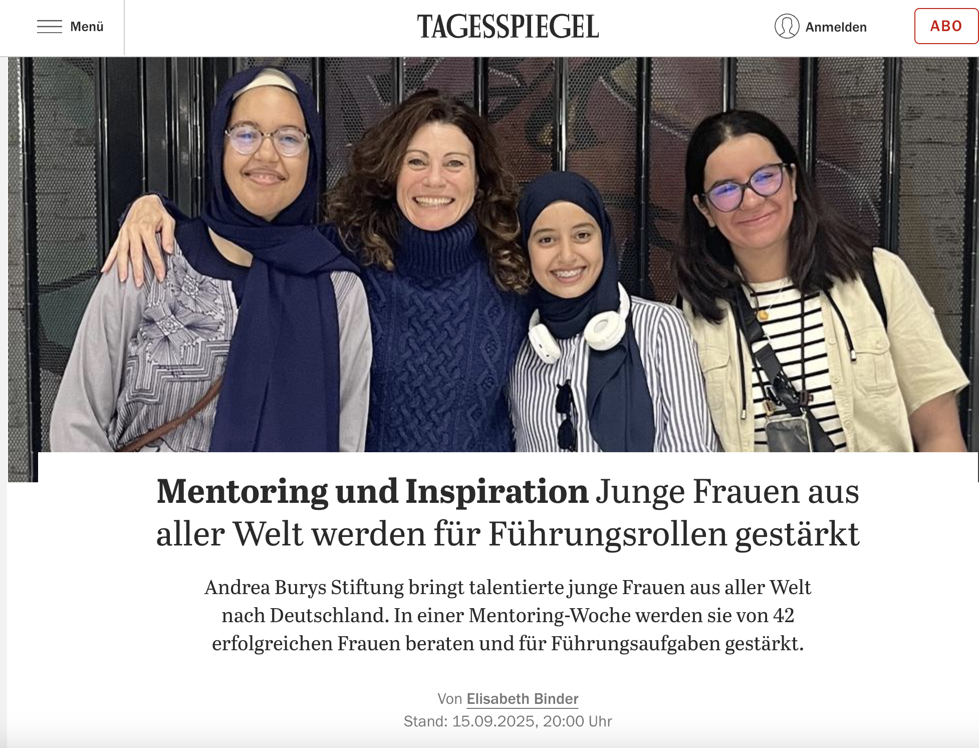 Drei Mädchen und eine Frau lachen in die Kamera
