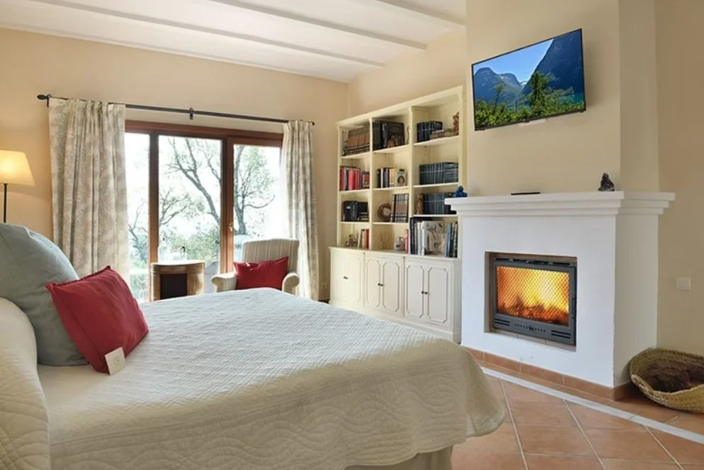 Habitación con chimenea en el retiro de escritura creativa en Alájar, Sierra de Aracena (copia)