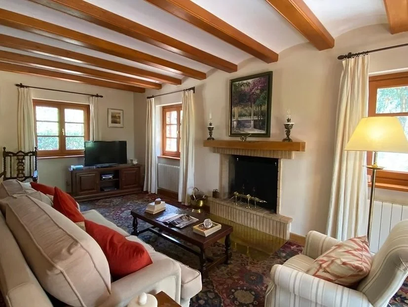 Salón secundario con chimenea del retiro de escritura creativa en Alájar, ideal para leer o escribir (copia)