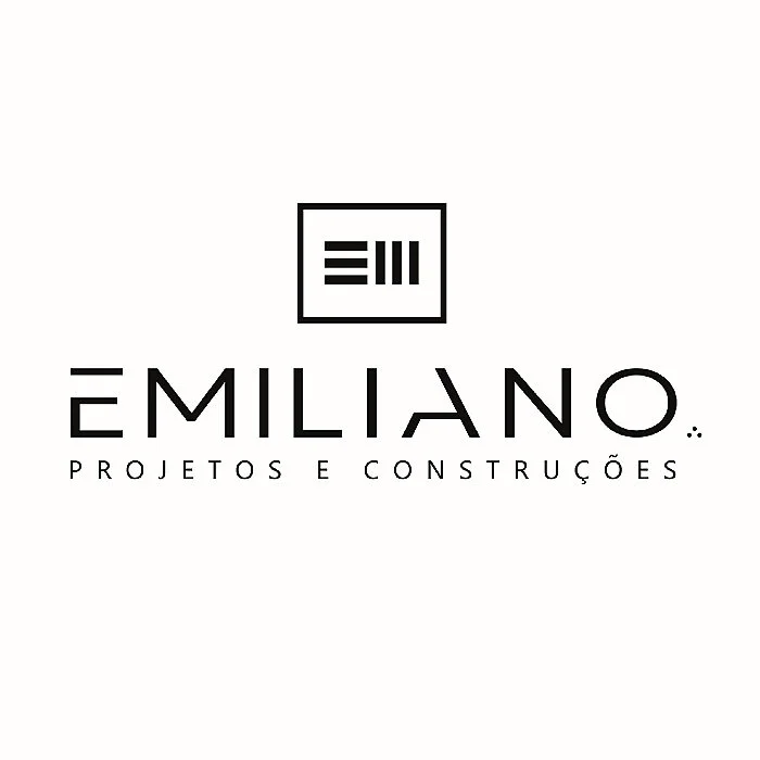 Logotipo preto e branco com o nome Ëmiliano Projetos e Construções.