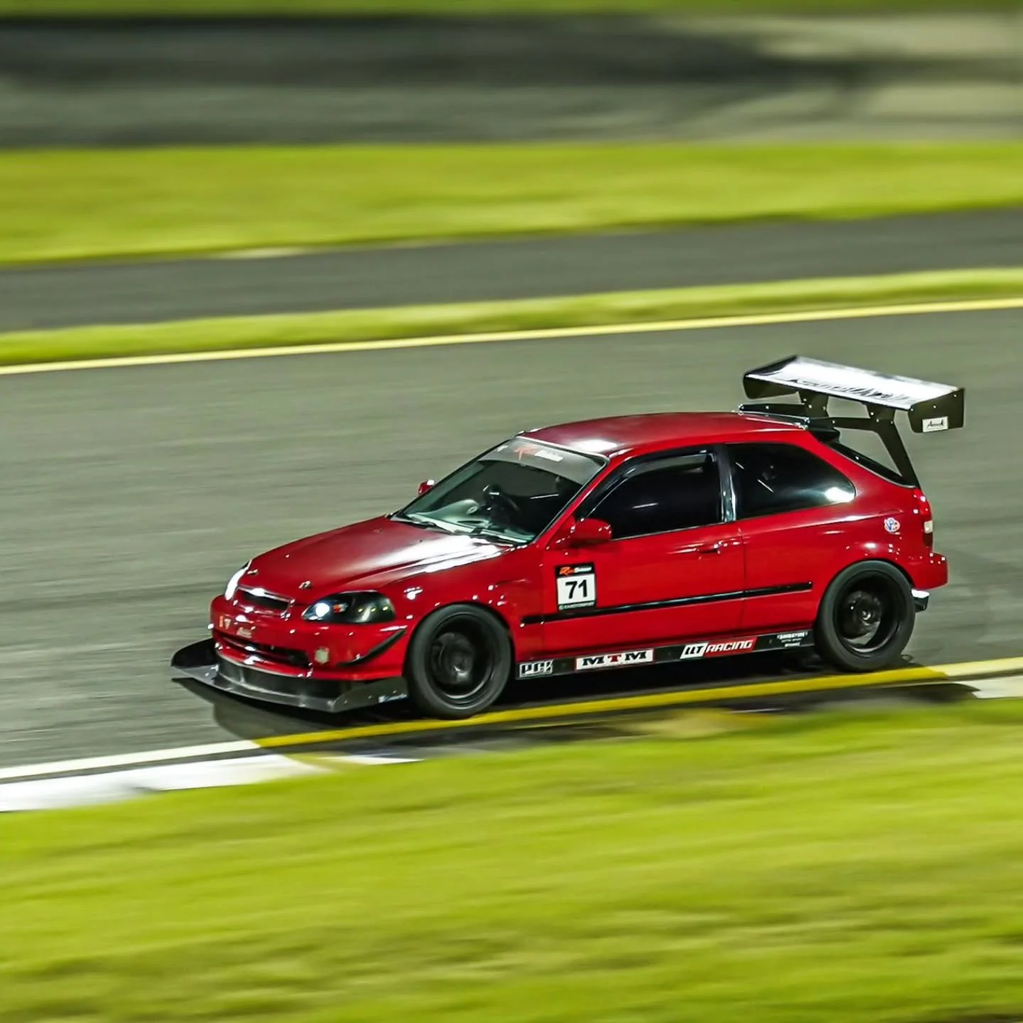 @kawvanness K24 EK Civic in full noise 🔥 keeping it in full tilt with @carbonsix_
's custom aero package @race_division