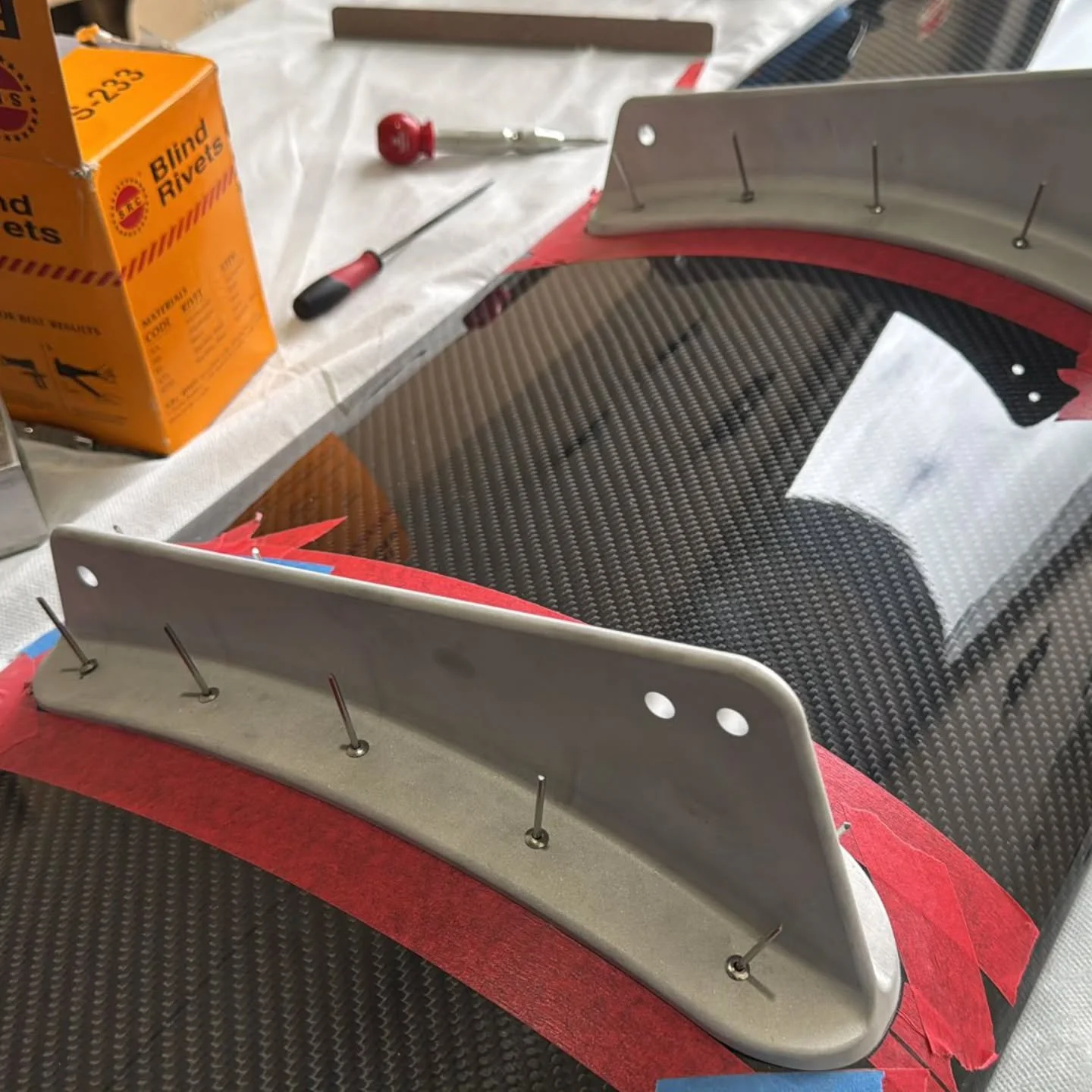 M2C F87, GT wing supports