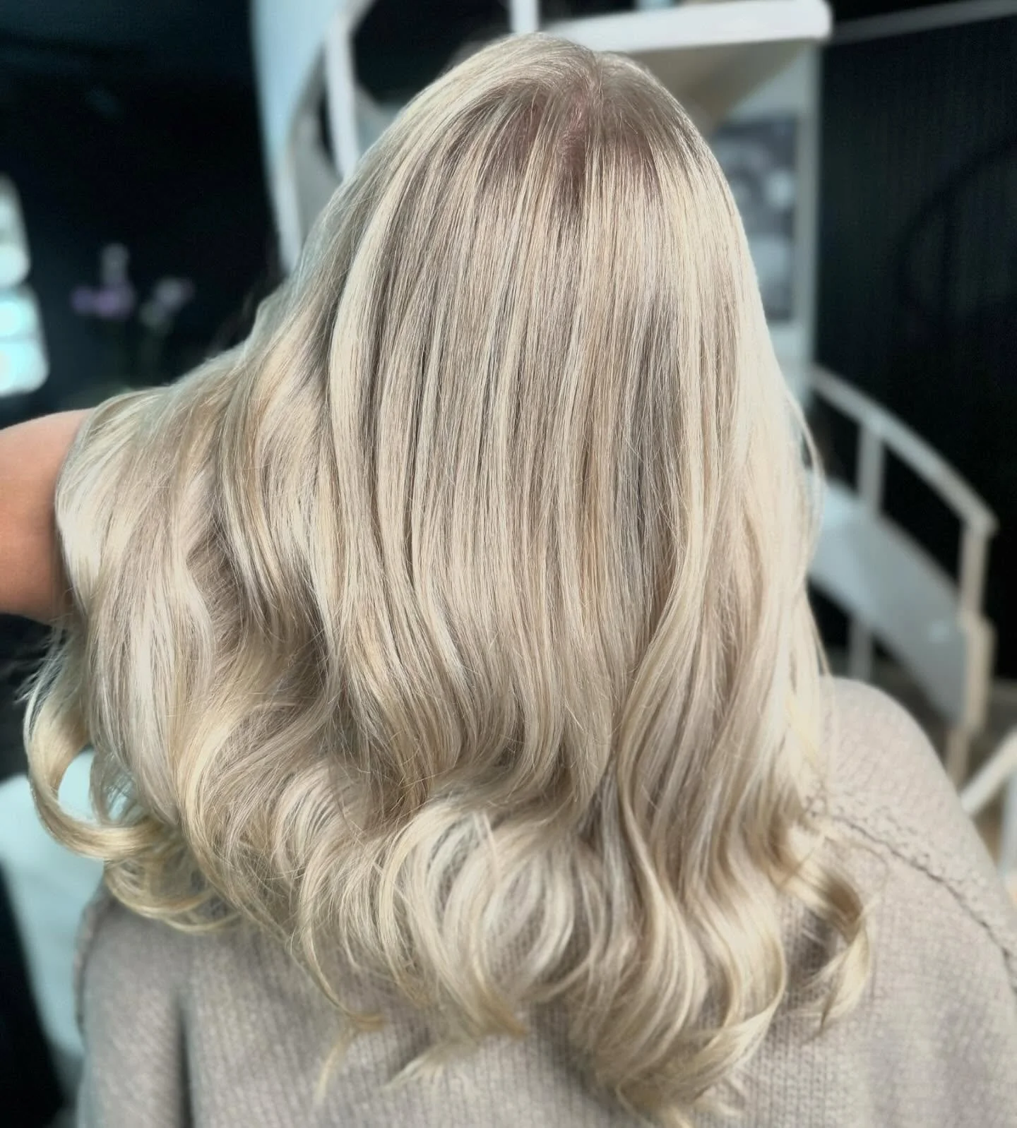 💙.
#blondgirl #blondhairstyle #babylight #balayagehighlights #moroccainoil #straubing #regensburg #vorhernachhertransformation