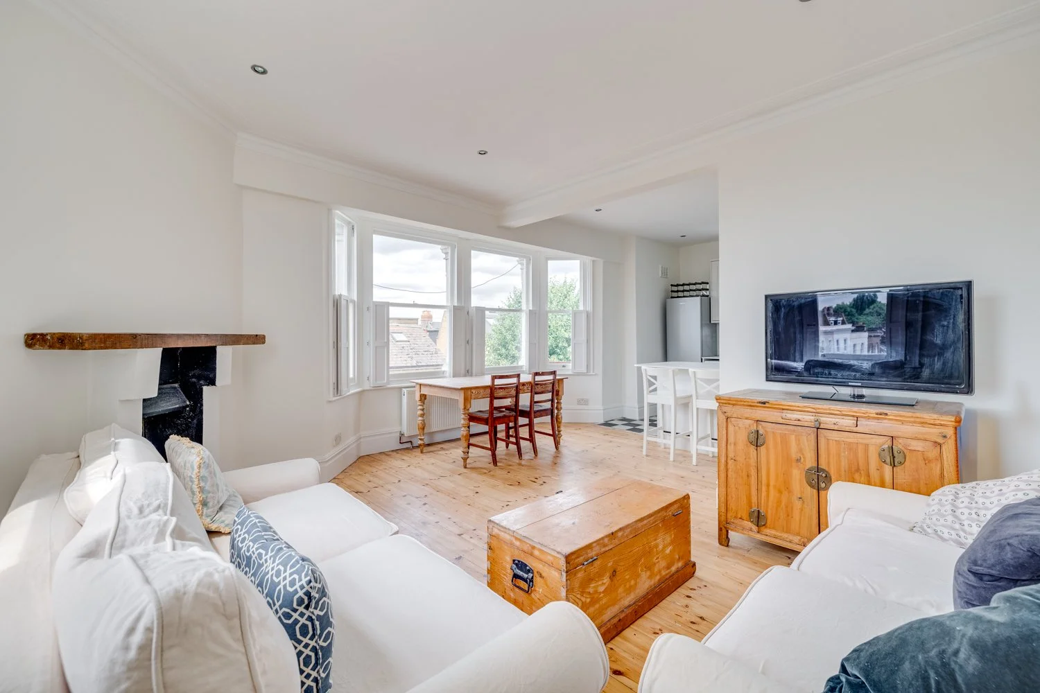 5) Living Room 2.jpg