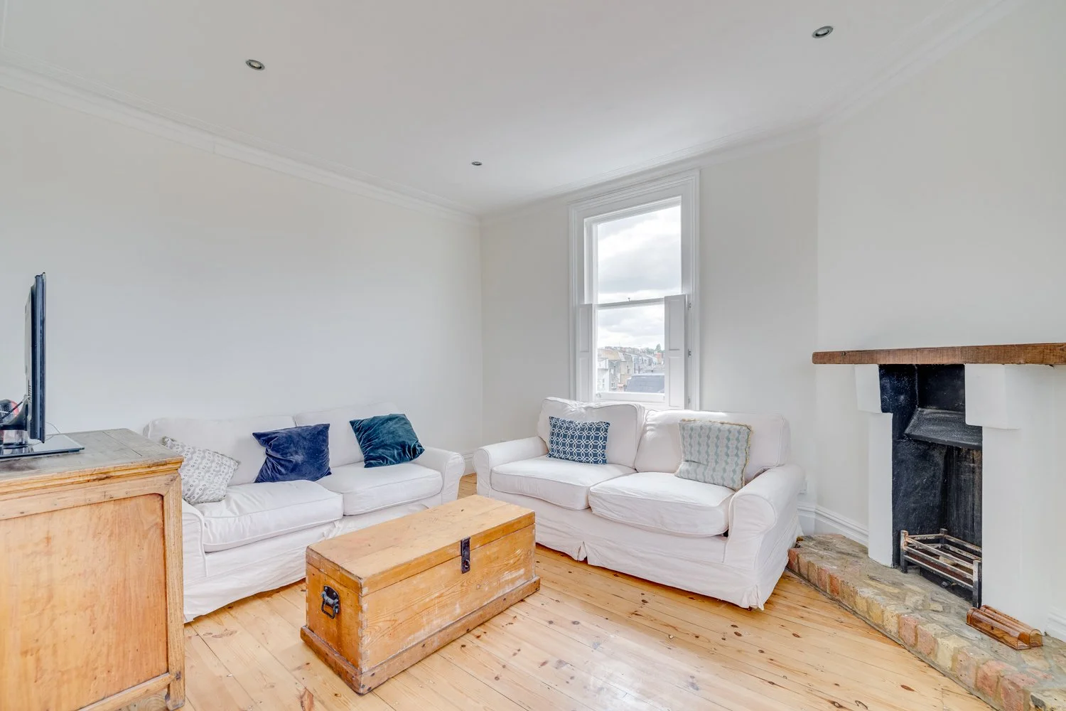 4) Living Room 1.jpg
