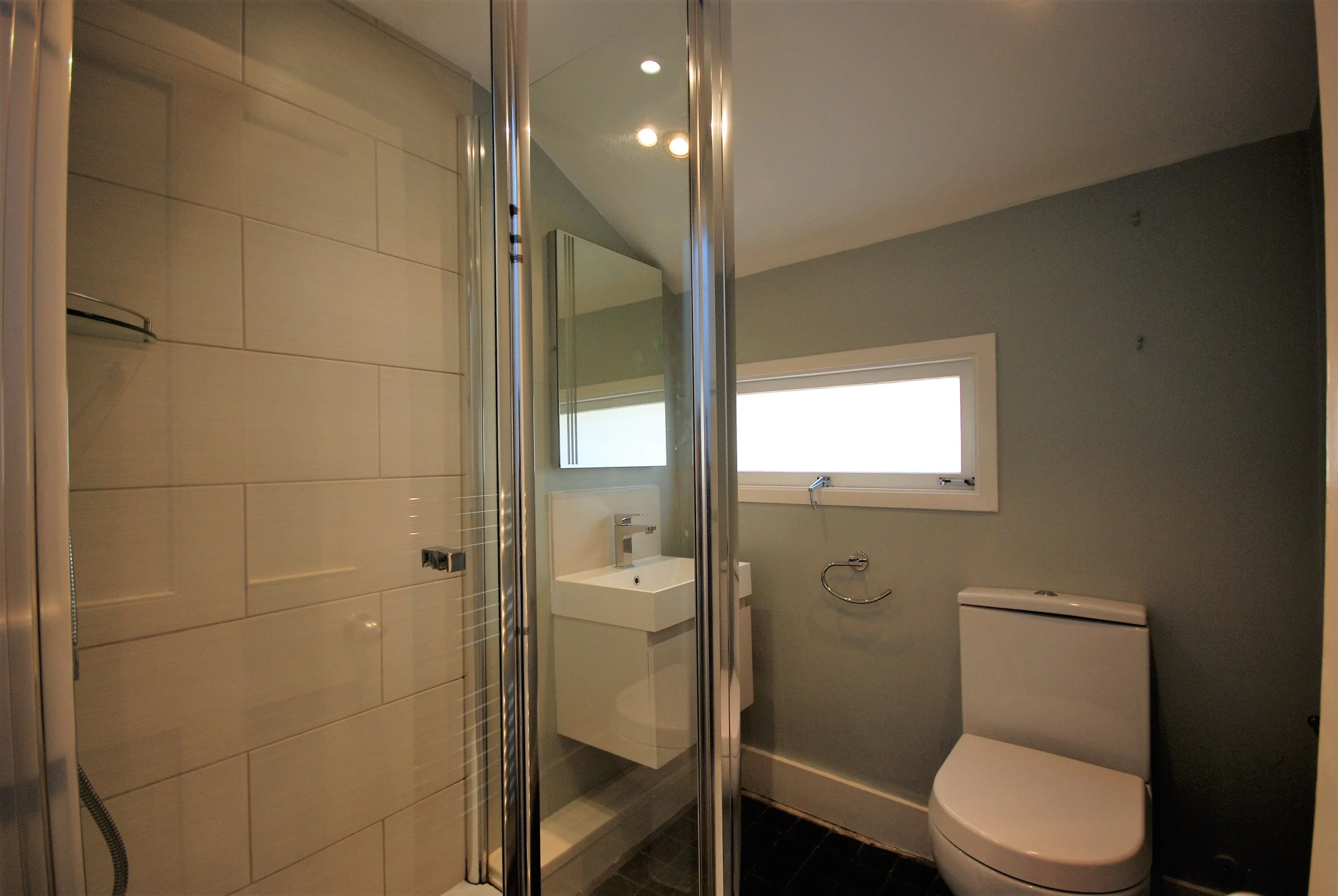 12) Shower Room .JPG