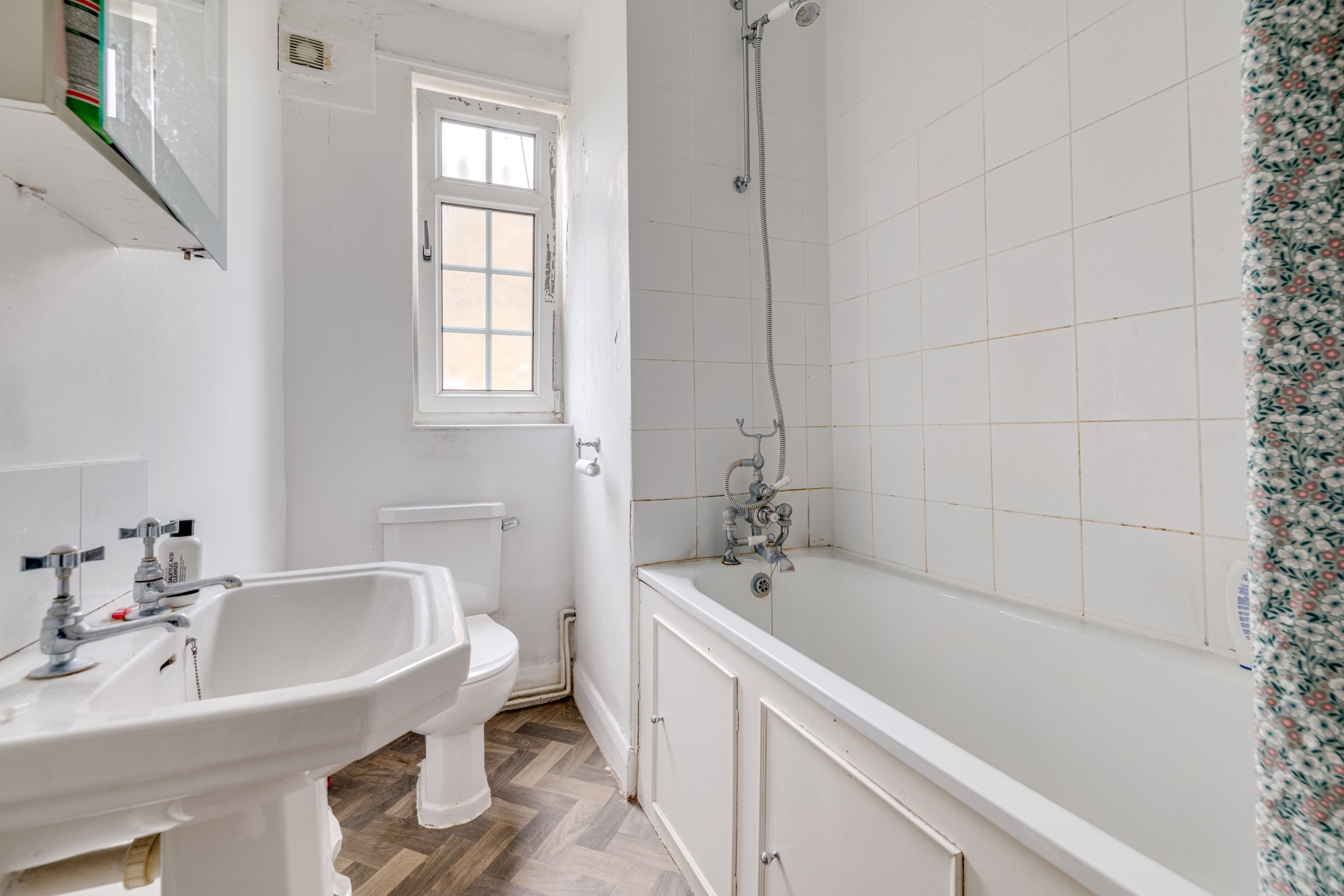 9) Bathroom.jpg