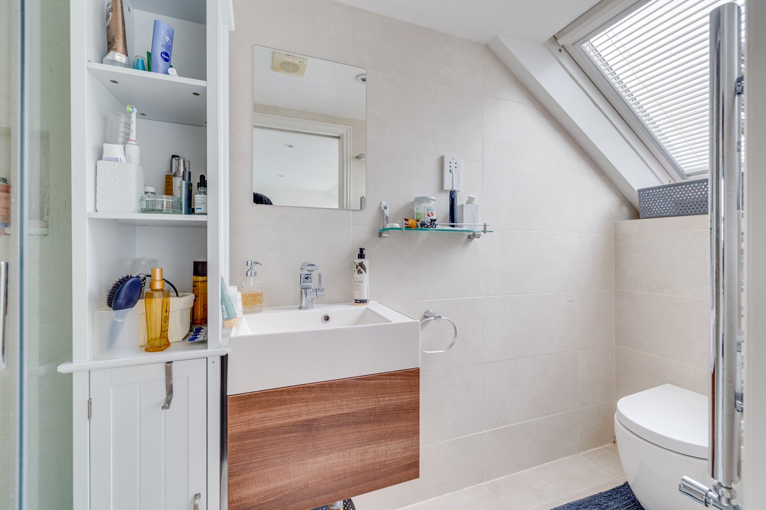 8) En-suite.jpg