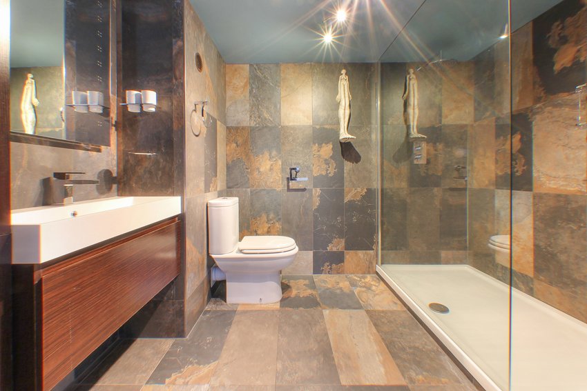 8) En-suite.jpg