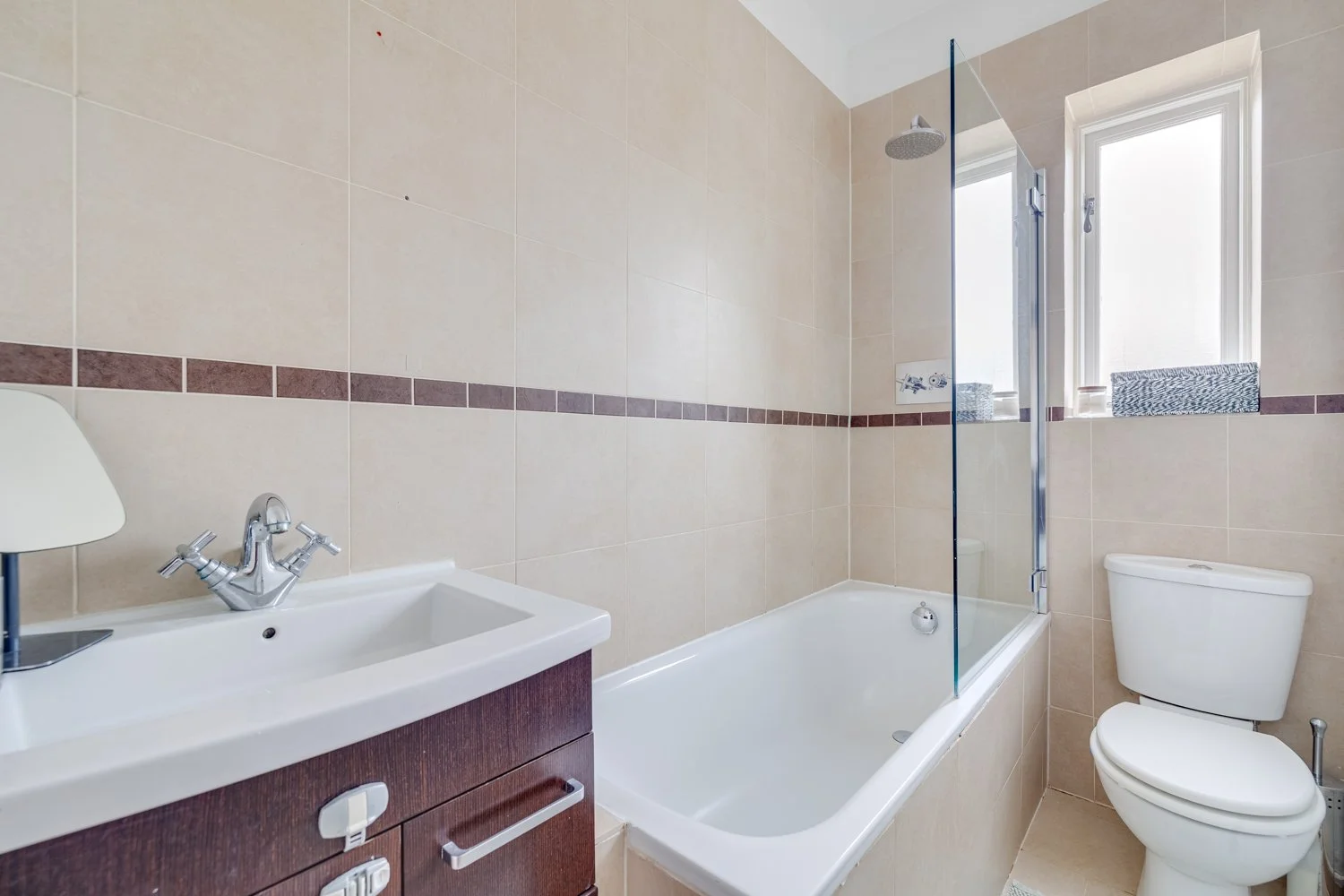11) Bathroom.jpg