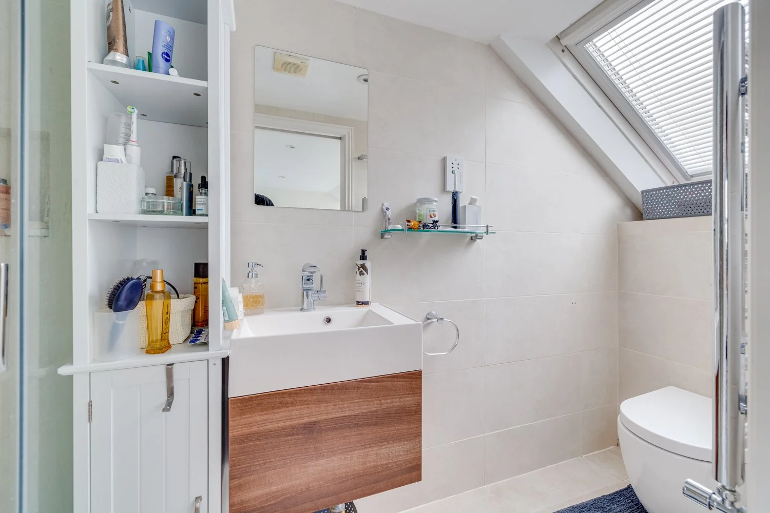 8) En-suite.jpg