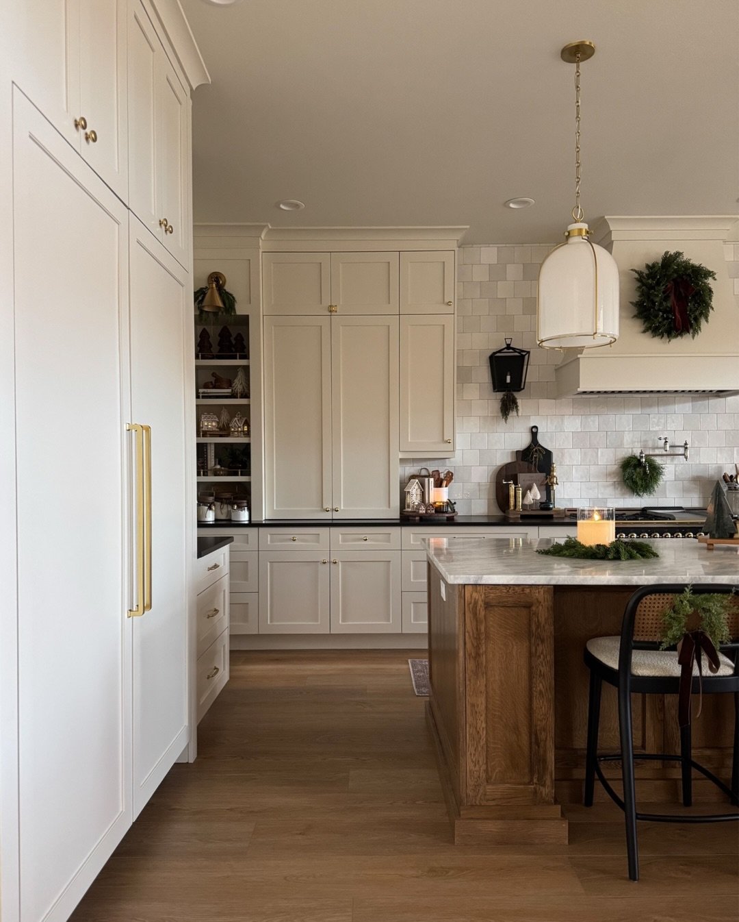 A few cozy holiday views I&rsquo;m loving lately ☺️ 
I&rsquo;ve been slacking on posting still photos lately! Tell me, do you prefer still photos or reels?! 

When we were building, I loved saving photos to draw inspiration from! But reels are so fun