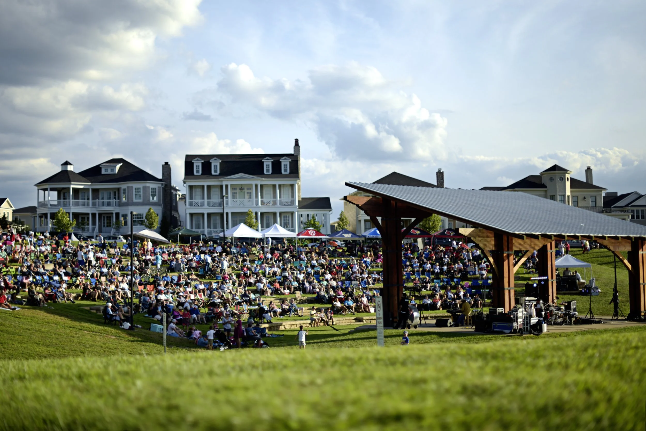 amphitheater-mansions behind 2.jpg
