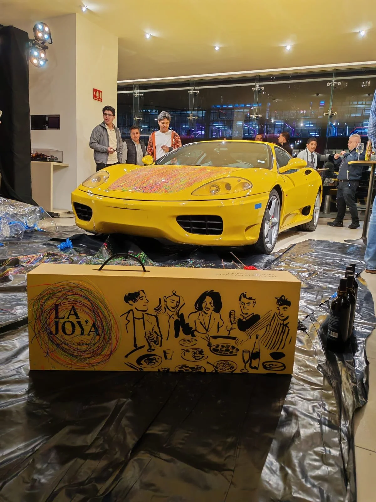 detalle de Ferrari deportivo durante evento de lujo