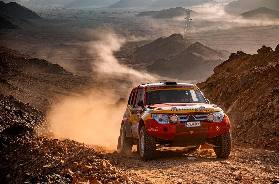 coche del Dakar Rally Classic atravesando el desierto patrocinado por La Joya