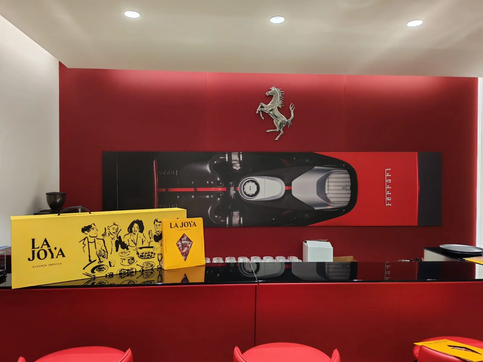 evento automovilístico Ferrari con invitados especiales