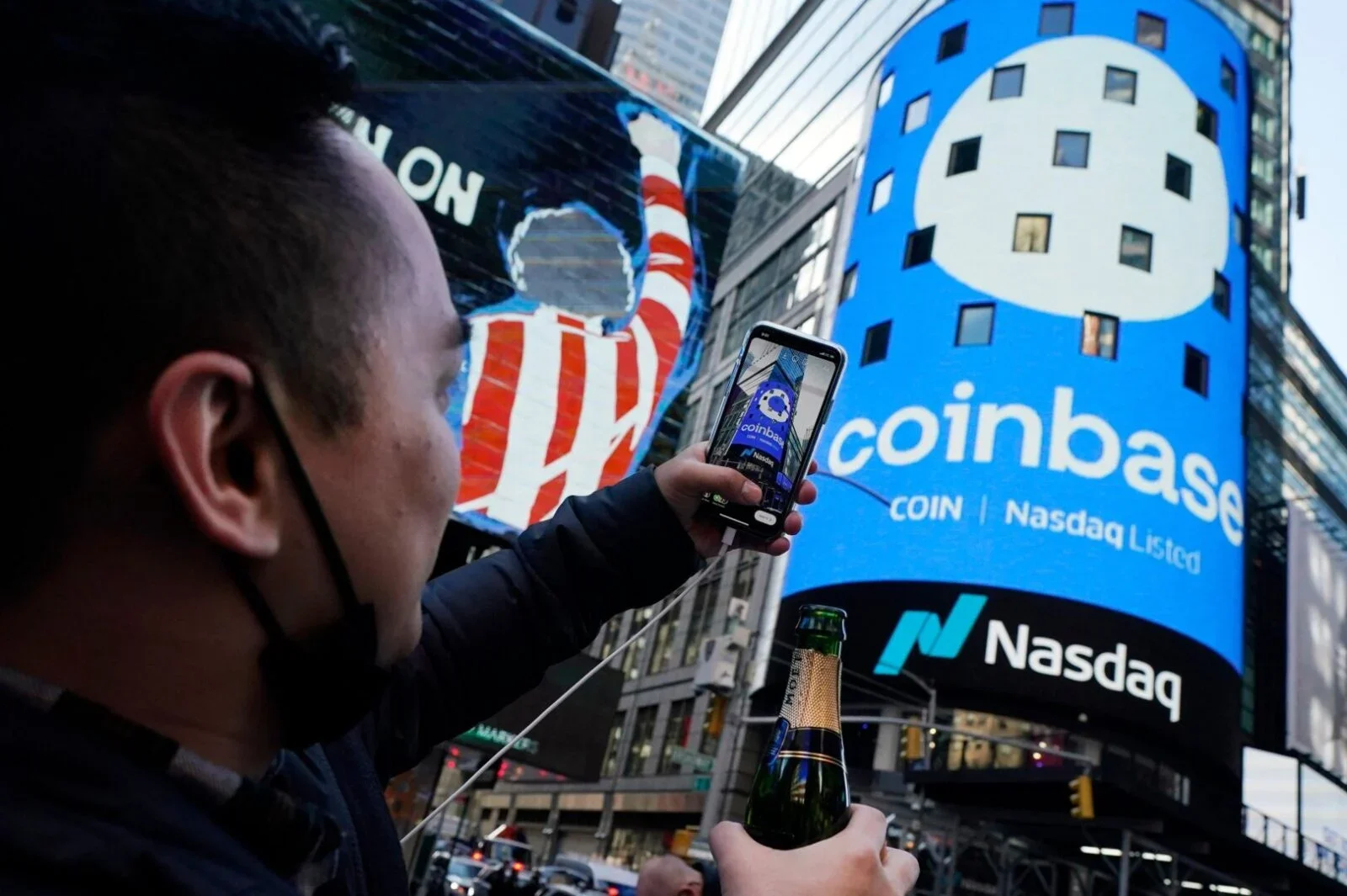 Coinbase Cuts 14% of Jobs Amid AI Disruption
