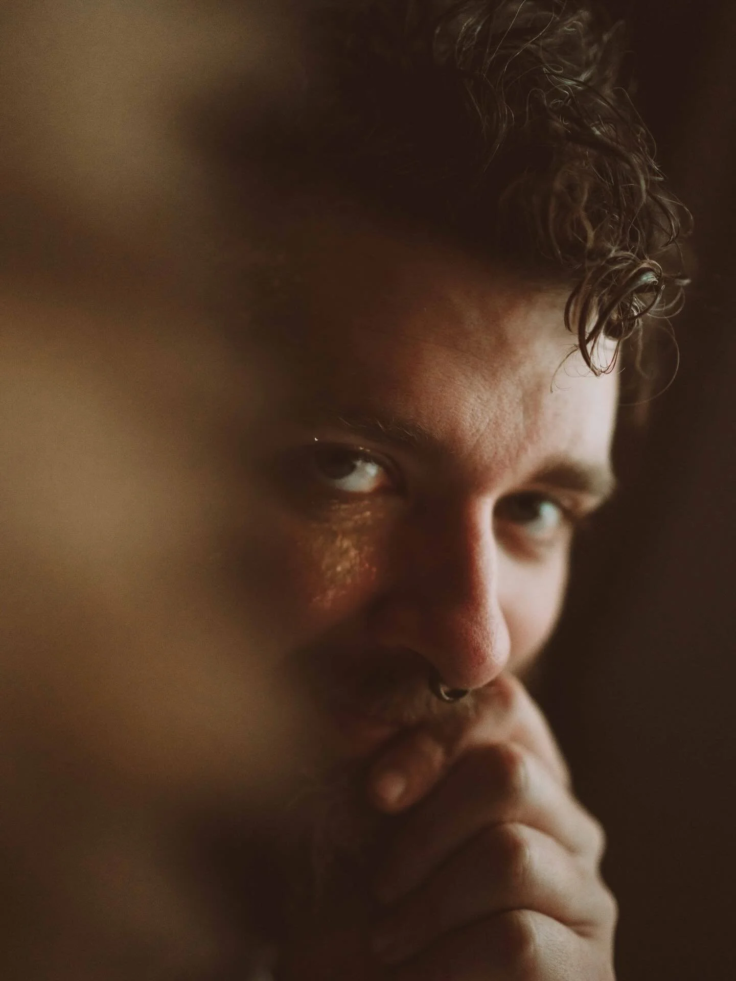 Finishing my edits of Adam&rsquo;s &lsquo;gold&rsquo; images. 💛 
.

#portrait #juliaagnes #mtlphotographer #portraitphotography artisticphotography