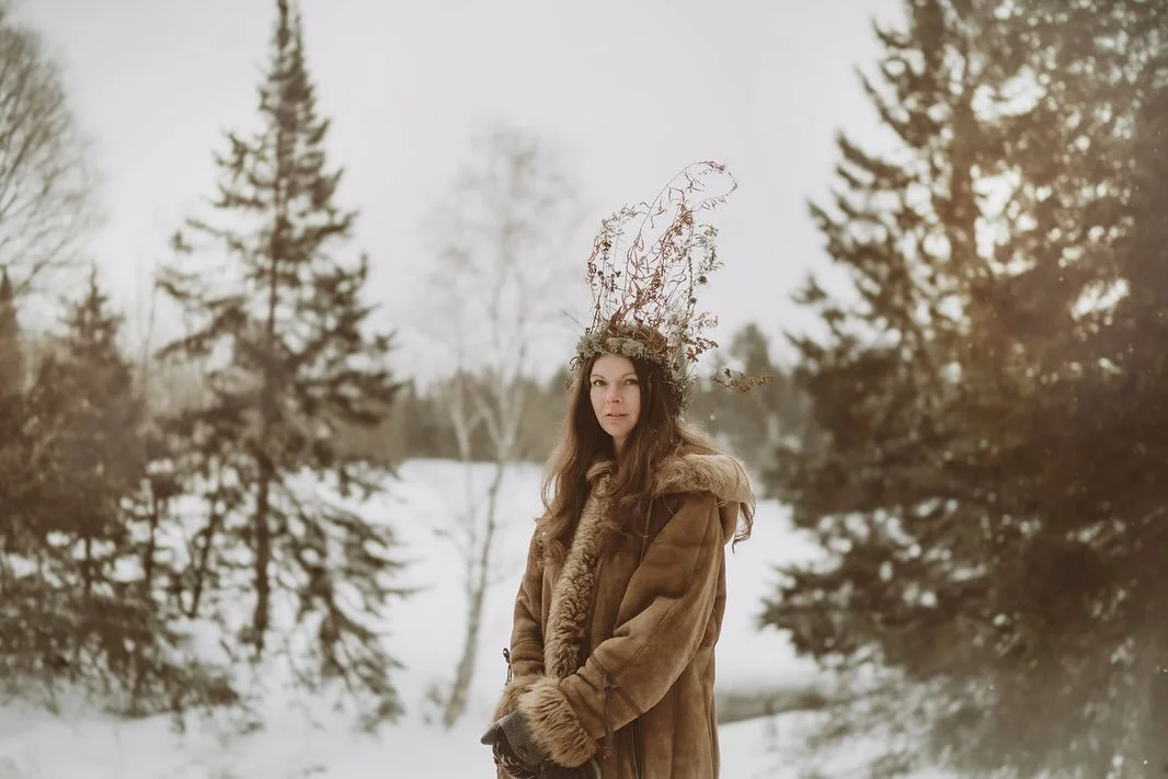 Merry Christmas, may your days be filled with laughter, love and whimsy.
..
👑 @caitlin.e.power 
#christmasportraits #outdoorportraits #montrealphotographer