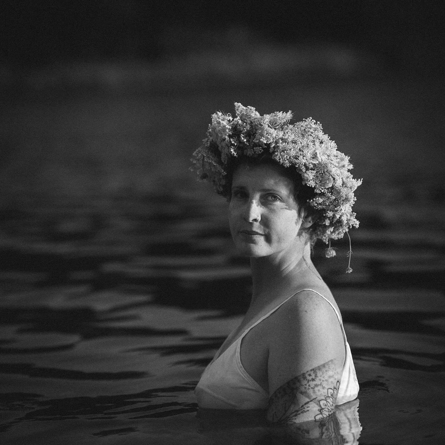 Water can hold a person. It can hold their grief, their joy, holding one&rsquo;s body afloat every so gently. It&rsquo;s always been a place of respite in my life. 
Thank you @cbook_woodwork for this day.
#womenandwilderness #womenportrait