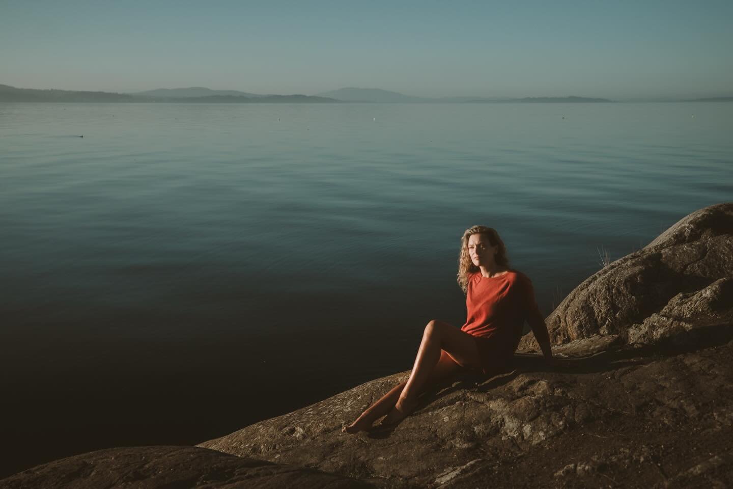 We sat in the cooling fall air, in a spot with a secret path. Taking in some October light, water smelling of kelp and salt. 
Take me back to the ocean. 
#womeninspiringwomen #portraitphotography