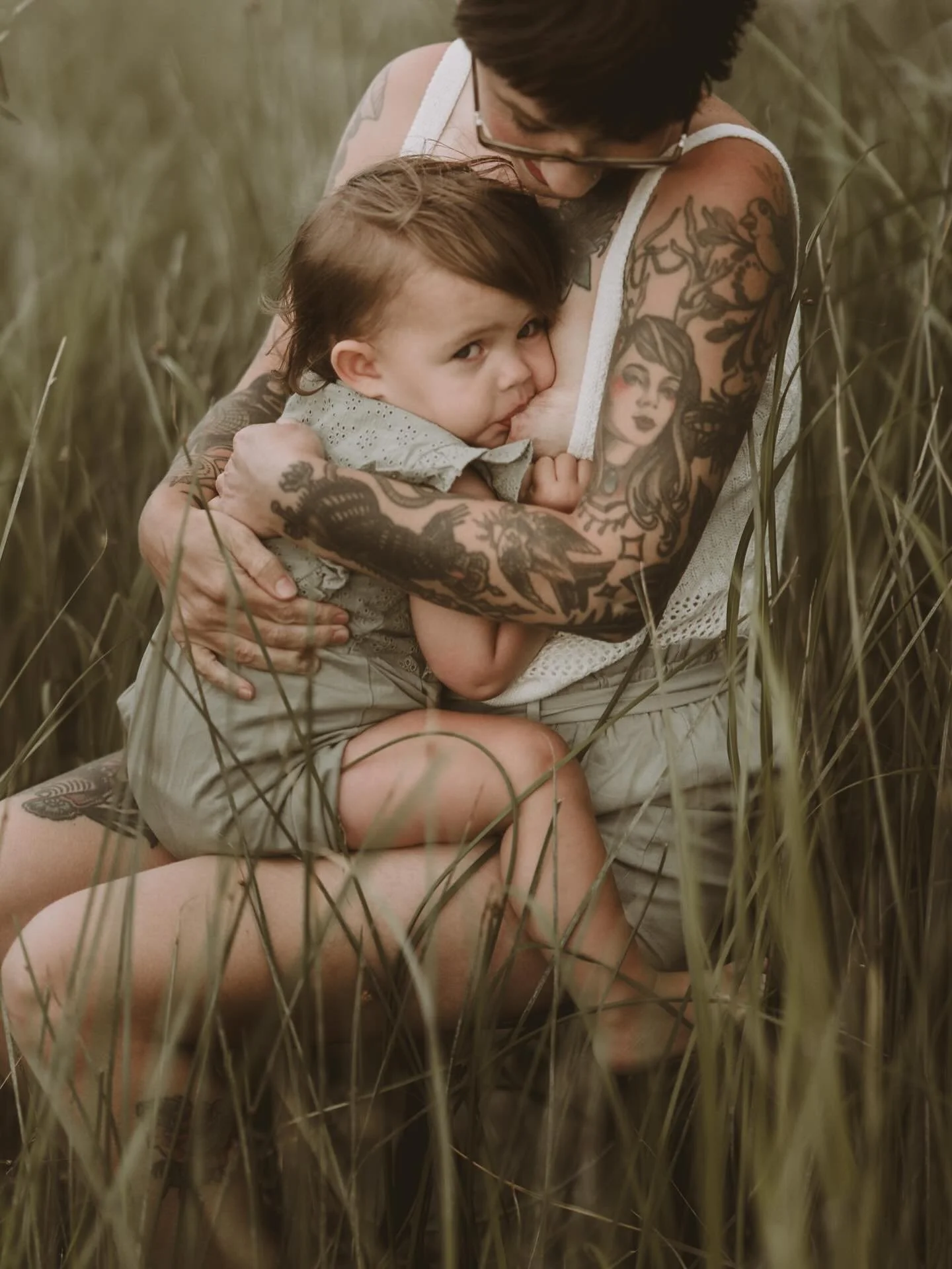 Tender moments, a time come and gone. Fleeting intimate motherhood moments. 

It&rsquo;s time to schedule your summer session.
#maternitysession #familyportrait #motherhood