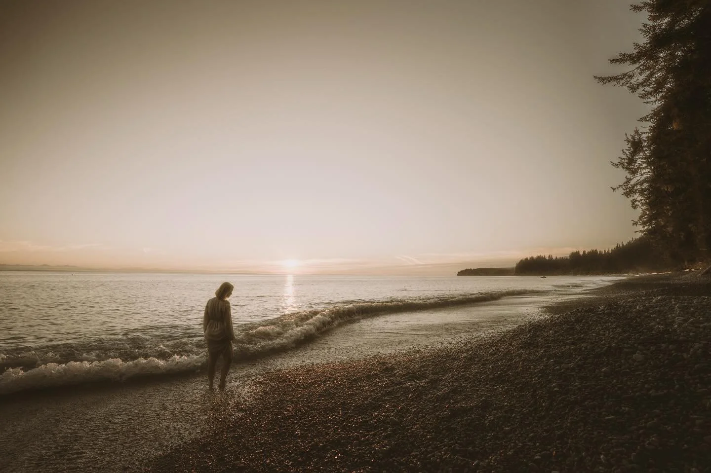 @tinalyonsart took me to some of the most beautiful places I&rsquo;ve ever been to in Canada. Her knowledge runs deep, as does the feeling of calm and connection she brought with her to our session.
#womenandwildernessproject #natureportrait #landsca