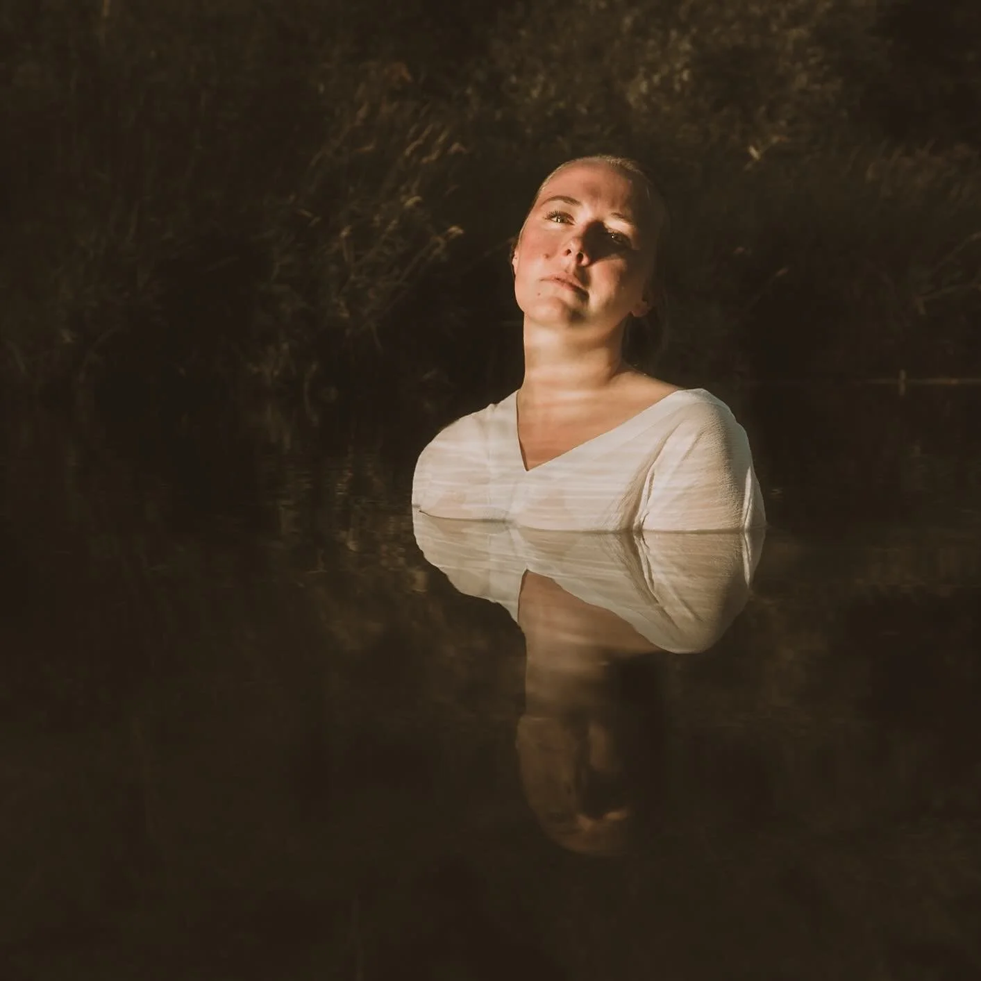 We stepped carefully among rocks and plants of the river bed as we made our way to the far side of a small river during the golden hour. @annastacia.fae moving through the water like it was part of her.
#womeninspiringwomen #natureportraits #womenand