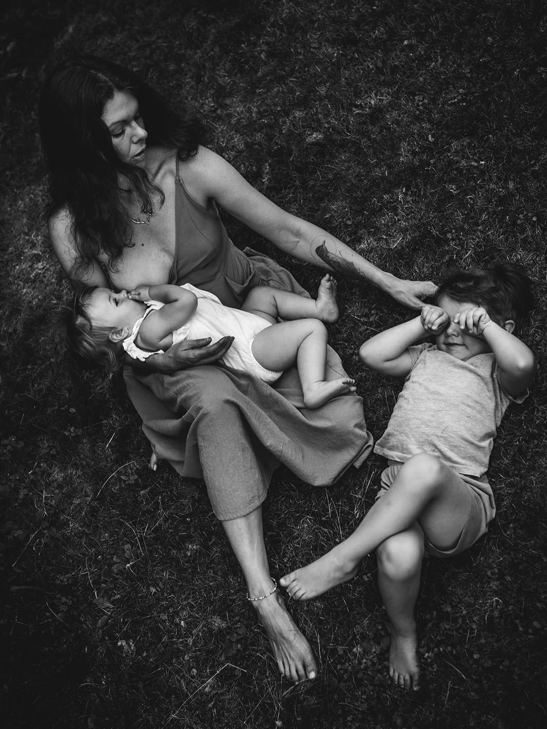 She was nursing her daughter and her son decided that was the exact moment he needed her the most. So she reached for him to. 
Holding both.

#morherhoodphotographer #breastfeedingphotography #documentaryfamilyphotography #montrealphotographer #mothe