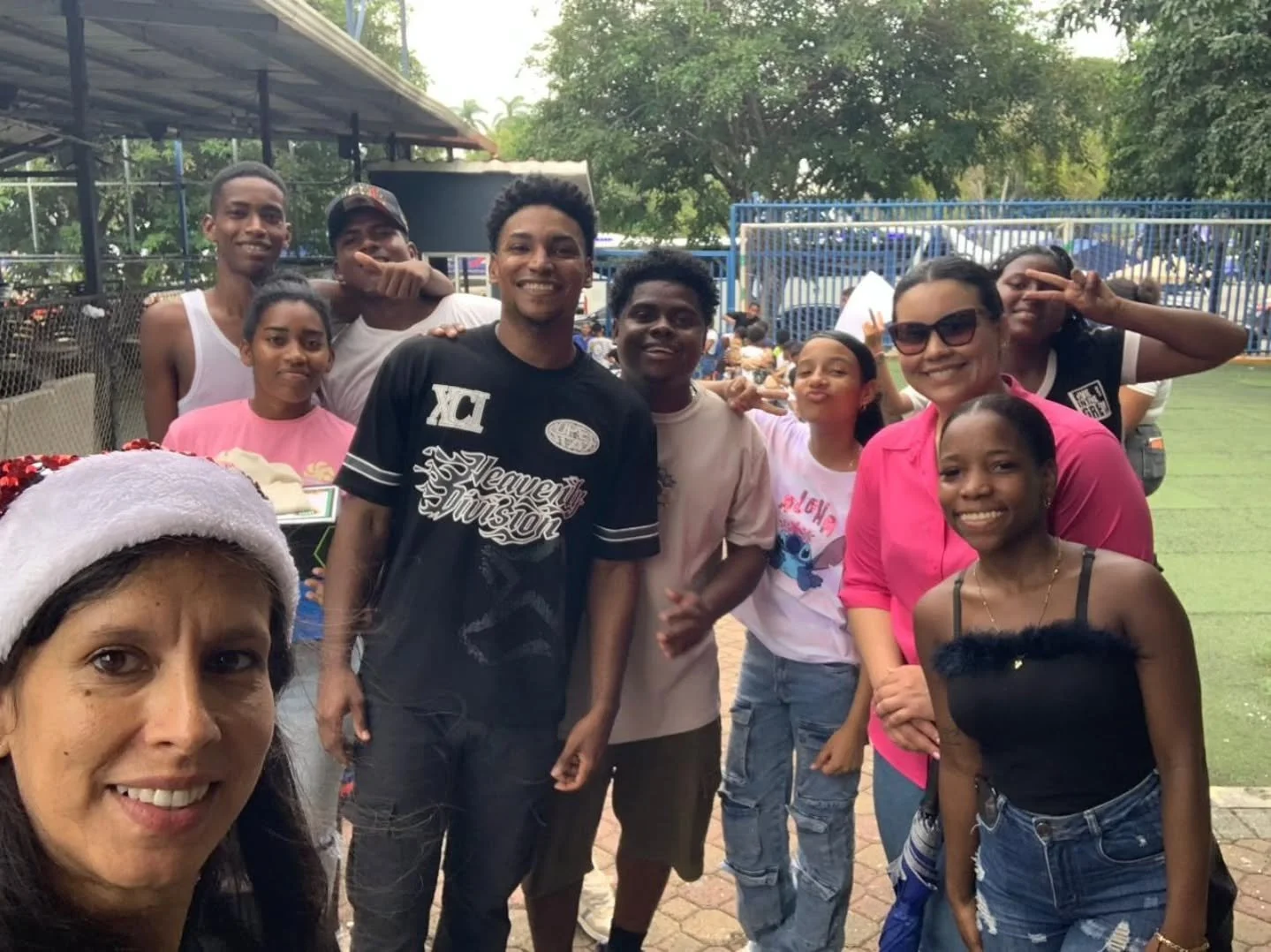 ​&iexcl;Misi&oacute;n cumplida! ❤️🎄 Cerramos el a&ntilde;o con el coraz&oacute;n lleno de alegr&iacute;a tras nuestra actividad de Navidad en el Complejo Deportivo Amador.
​Ver las sonrisas de nuestros ni&ntilde;os saltando en los brinca-brinca, dis