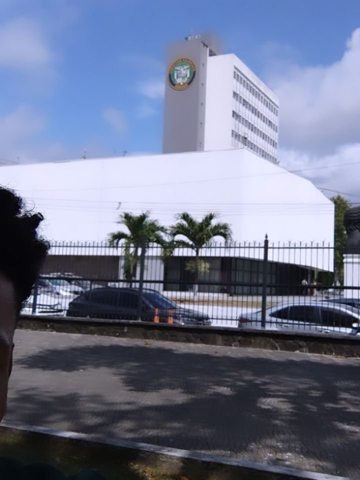 Del barrio para la Ley.

​Hoy no fuimos a entrenar, fuimos a luchar por el futuro de nuestros m&aacute;s 60 campeones/nas y de miles de estudiantes m&aacute;s.
​Nuestro presidente y fundador (1 de 2), Andr&eacute;s Madrid, acaba de entregar una propu