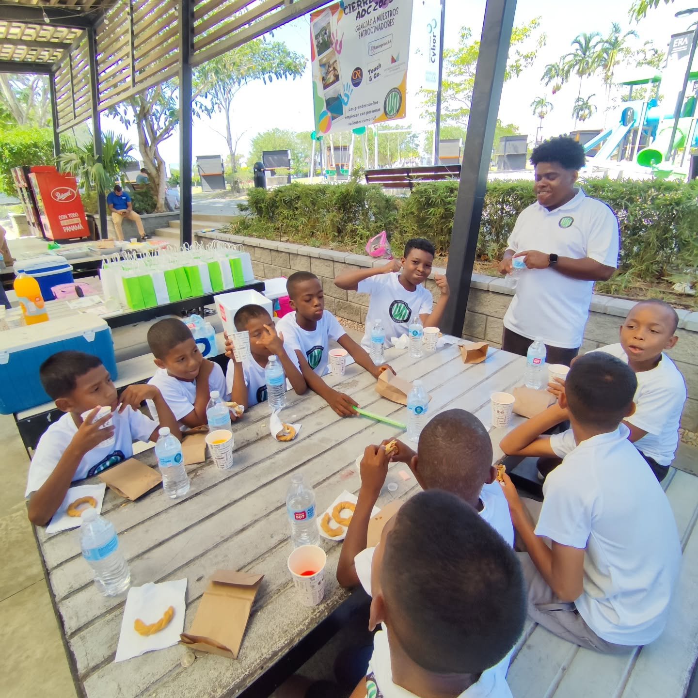 ​&iexcl;Cerramos con broche de oro nuestro Verano Feliz ADC! ☀️🎨⚽

​Este pasado s&aacute;bado vivimos el gran cierre de nuestro programa. Fueron 6 s&aacute;bados m&aacute;gicos llenos de diversi&oacute;n, donde nuestra comunidad disfrut&oacute; al m