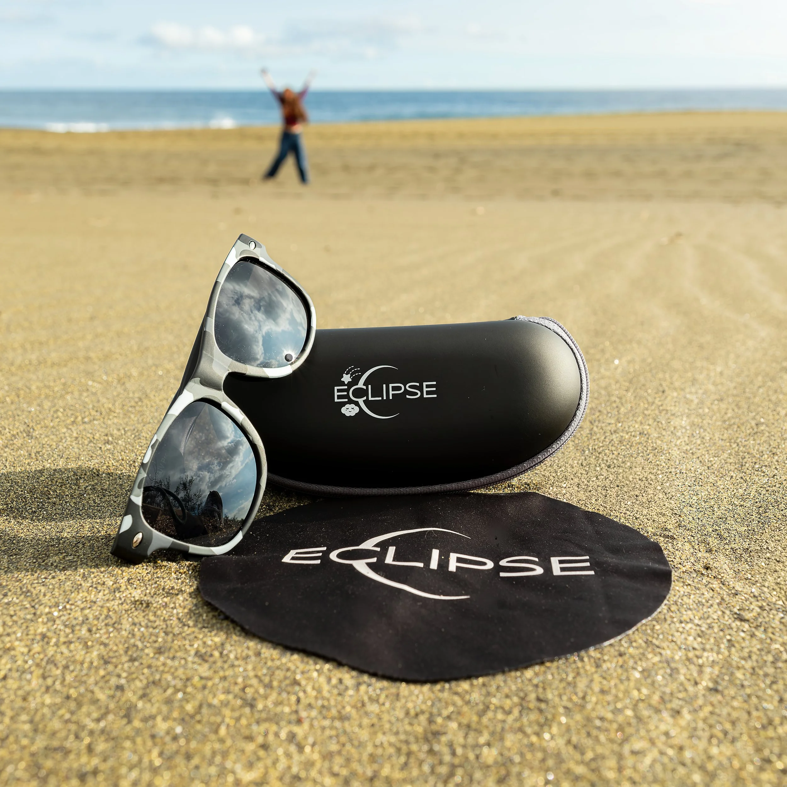 Lunettes solaires et étui sur la plage