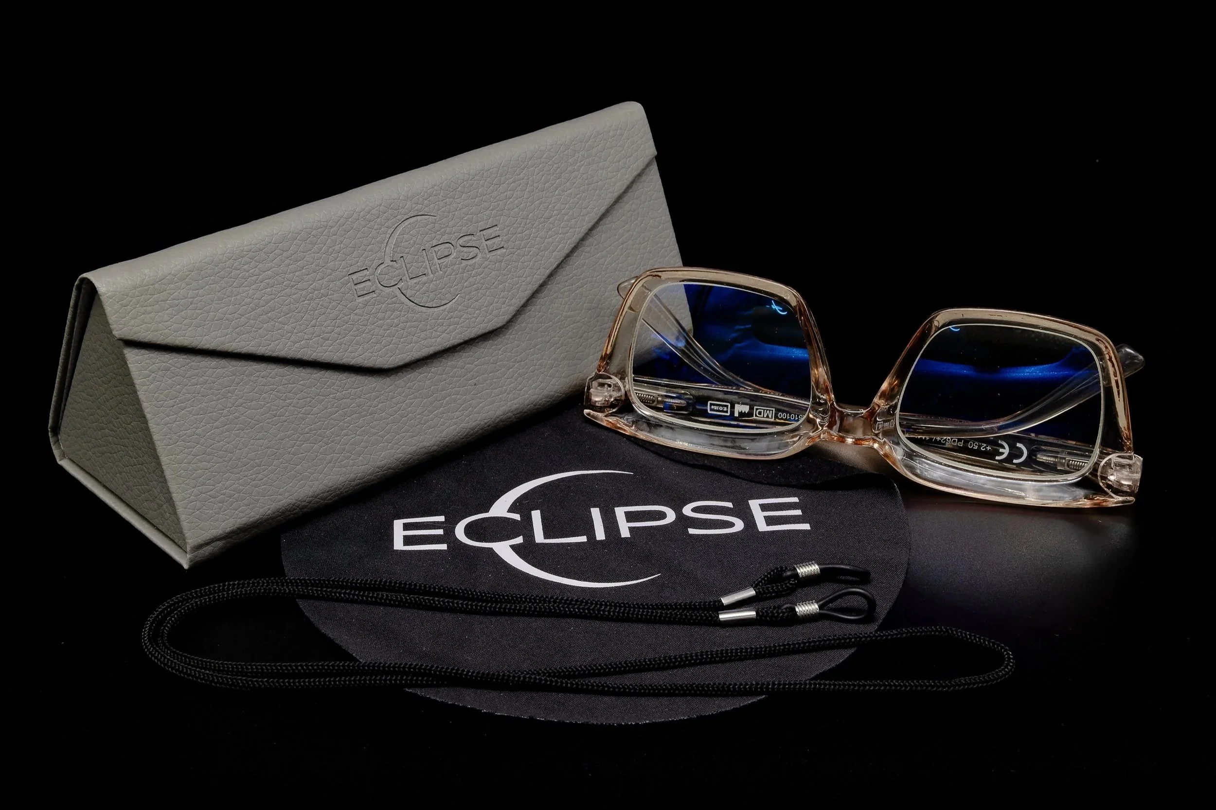 Lunettes et étui sur chamoisine en fond noir