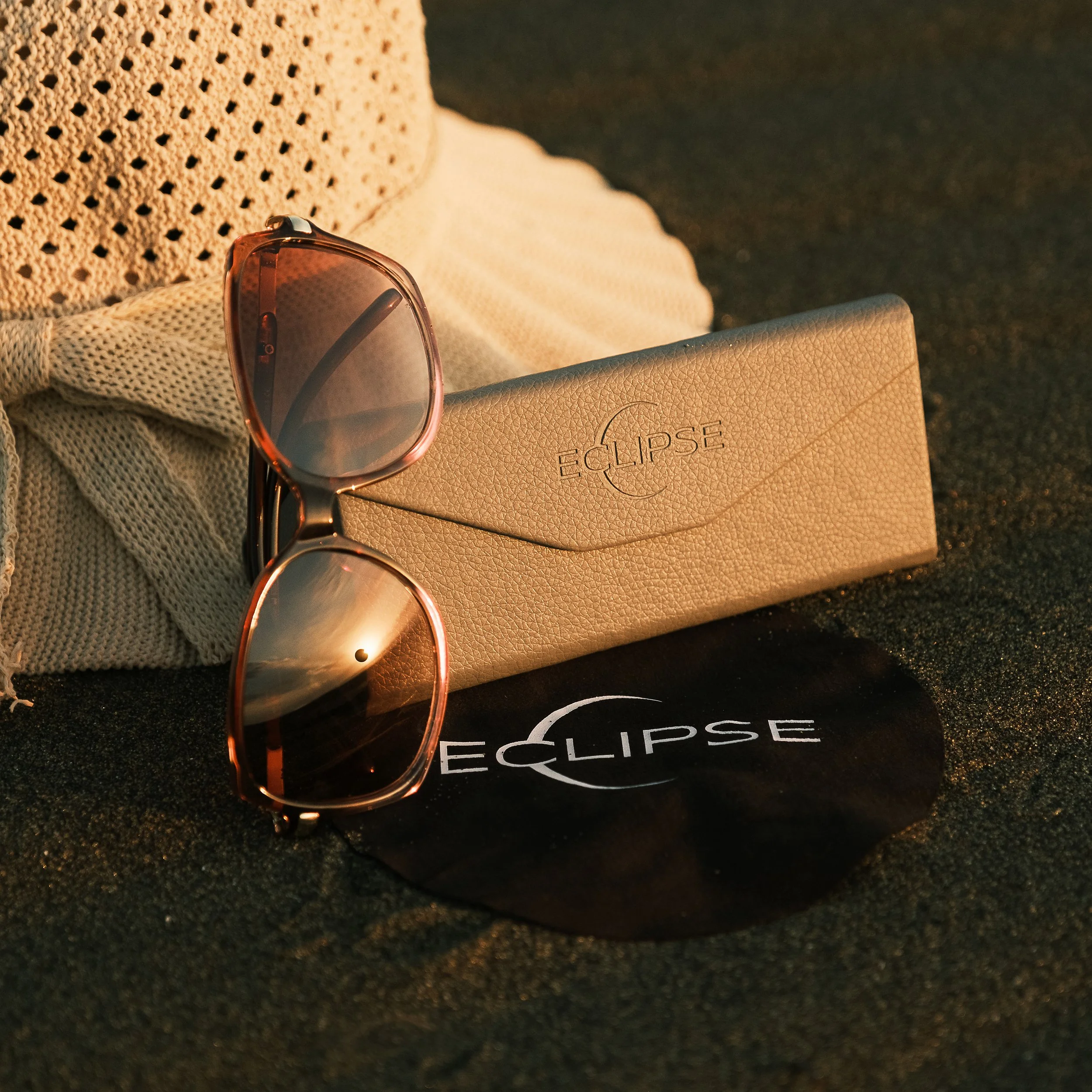 Chapeau, lunettes solaires et étui