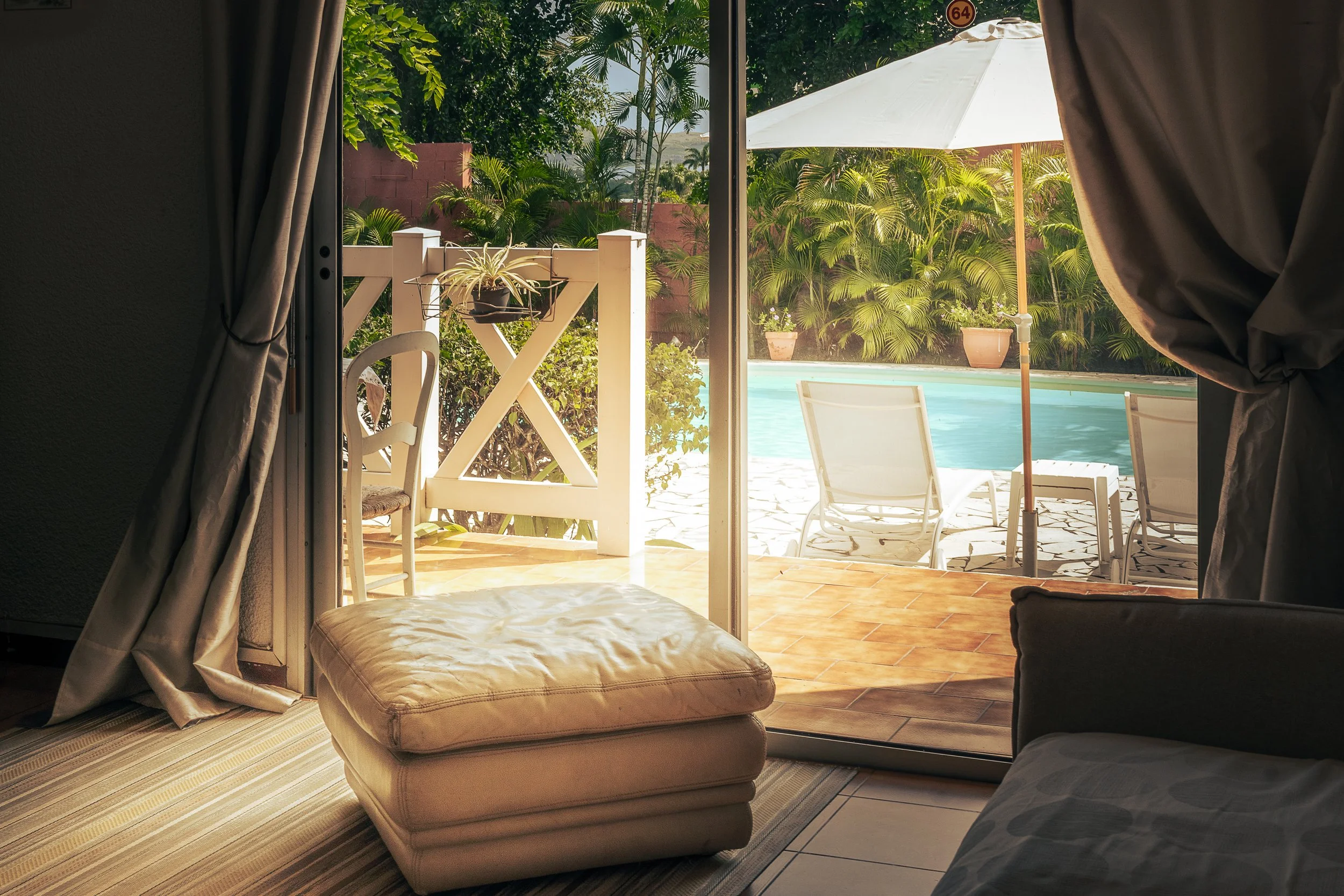 Salon cosy en milieu d'après-midi tropicale