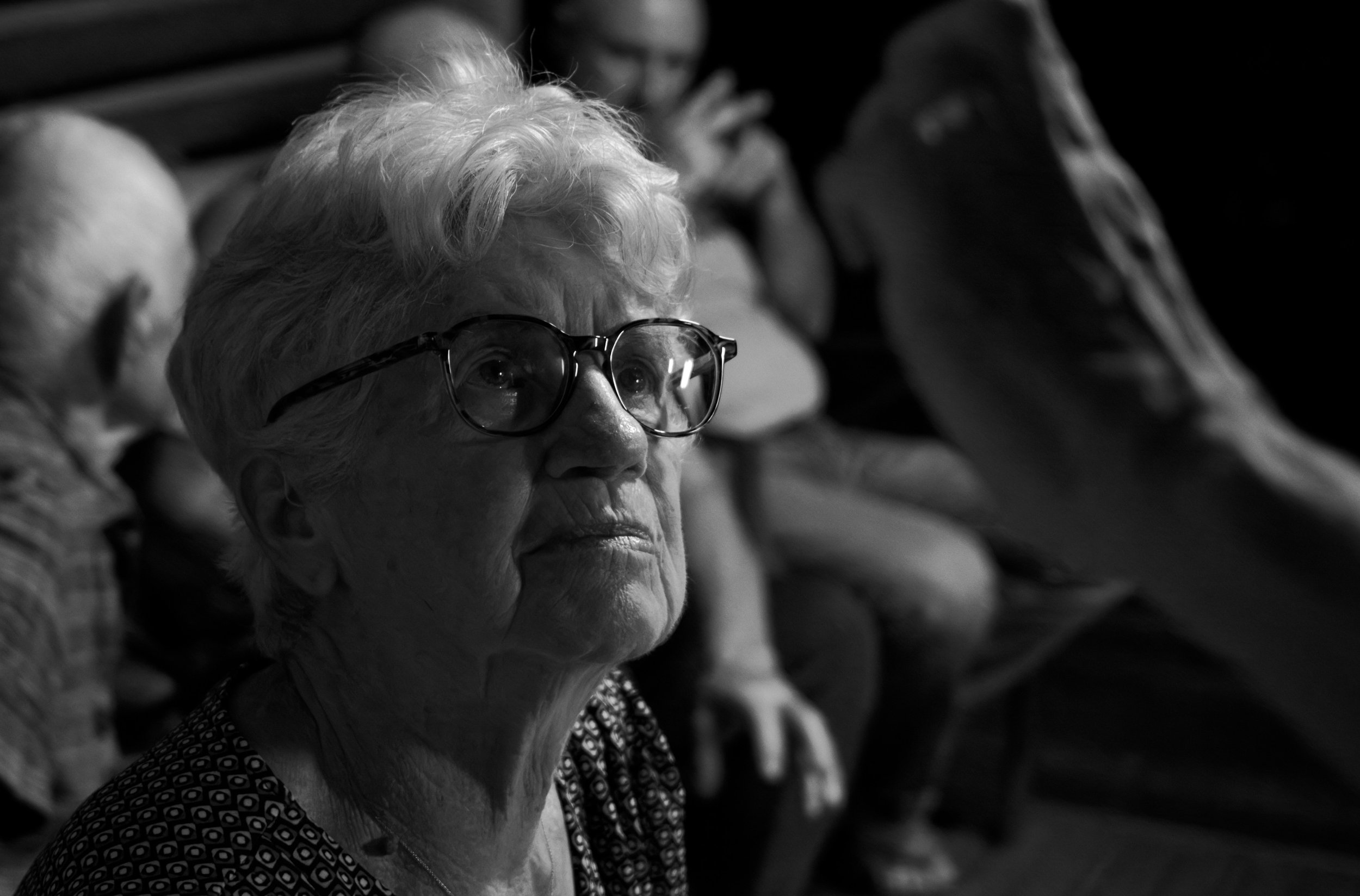 Portrait en noir et blanc d’une femme âgée au regard attentif lors d’une scène de vie — Photographe lifestyle à La Réunion