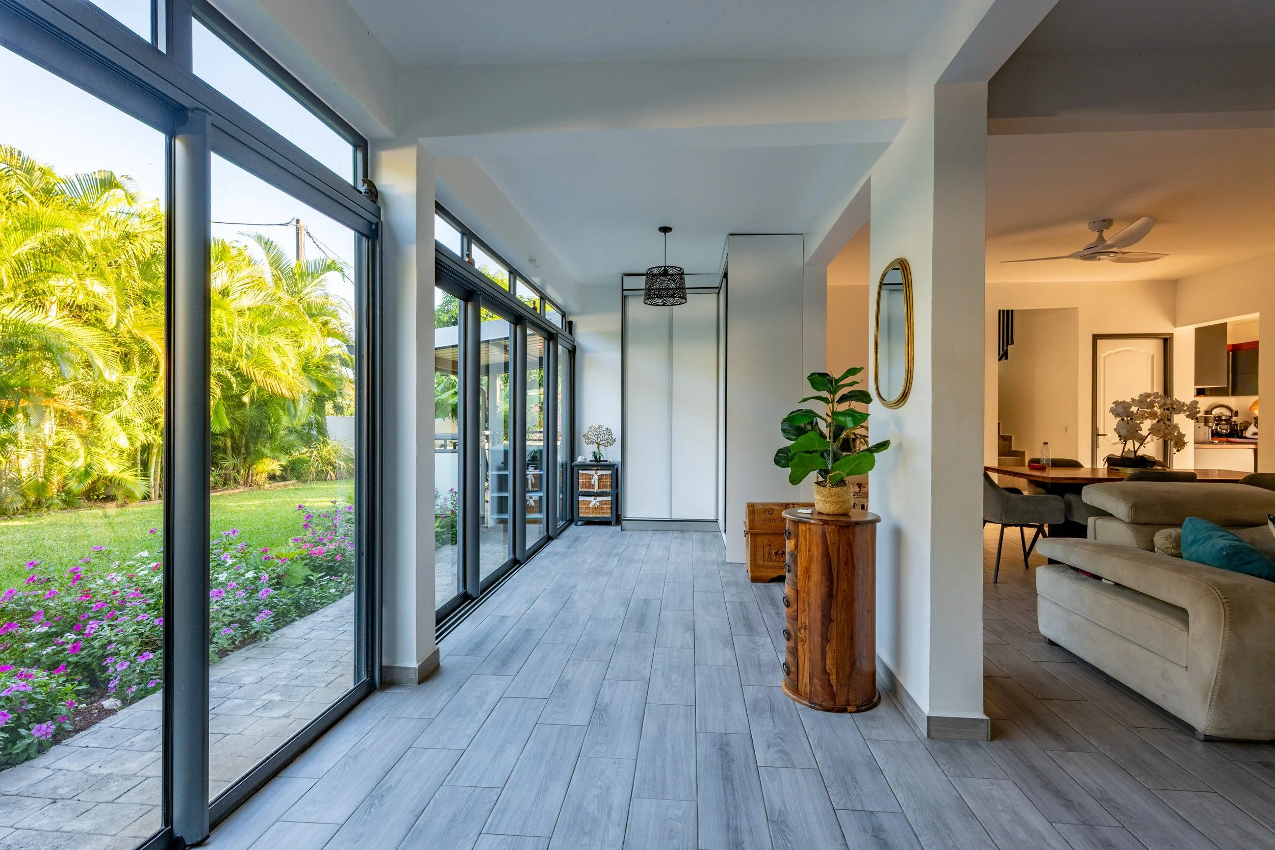 Stue i villa med panoramavinduer