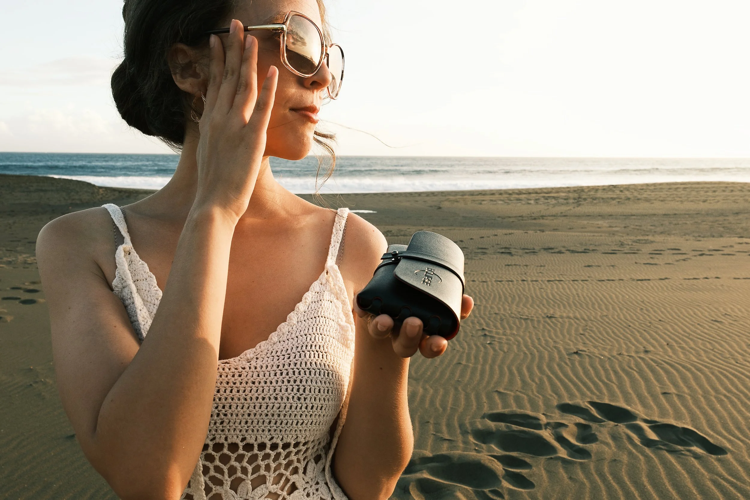 Mannequin présentant des lunettes solaires et un étui à la plage