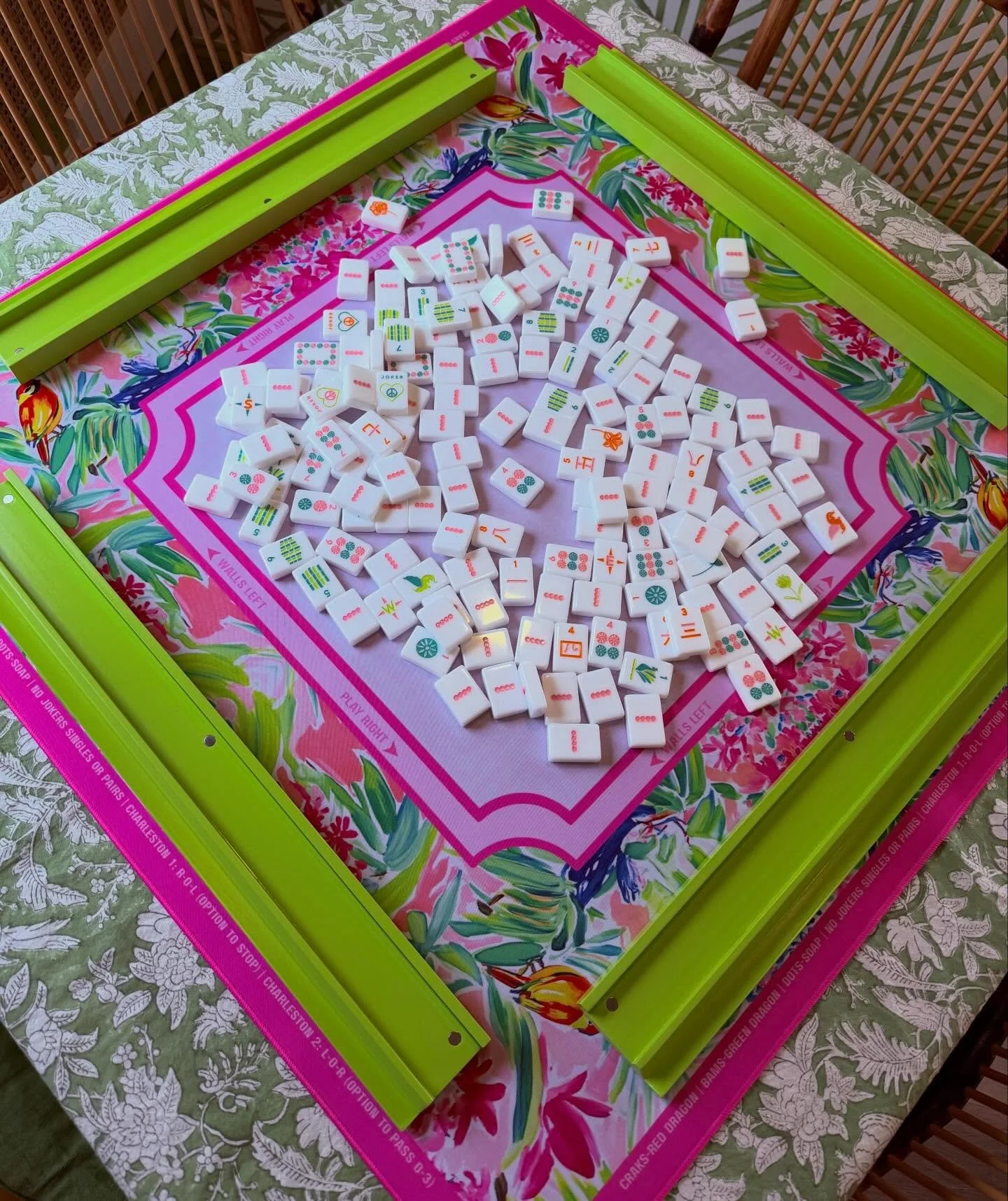 If @lillypulitzer and Mahjong had a baby&hellip; this would be it.

Bright, bold, a little preppy, and made for long afternoons around the mahj table.

Who else loves a little Palm Beach meets Mahjong night energy?!

Tiles: @peacelovemahjong 
Mat: @m
