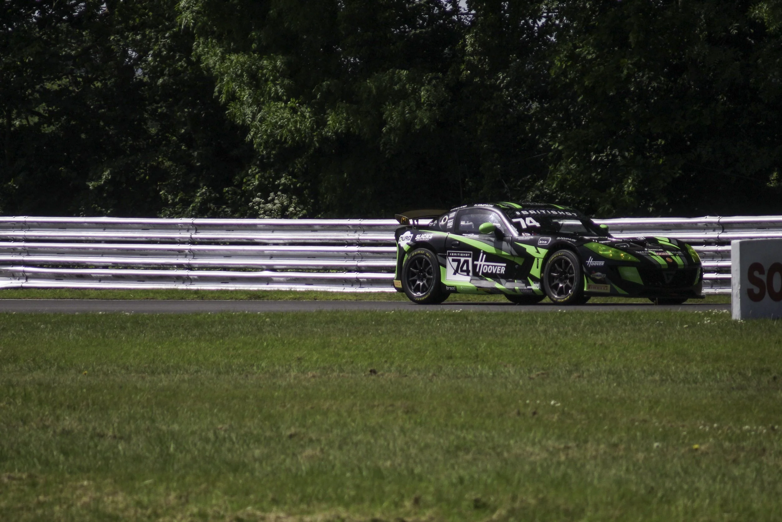 Oulton Park Monday British GT-40.jpg