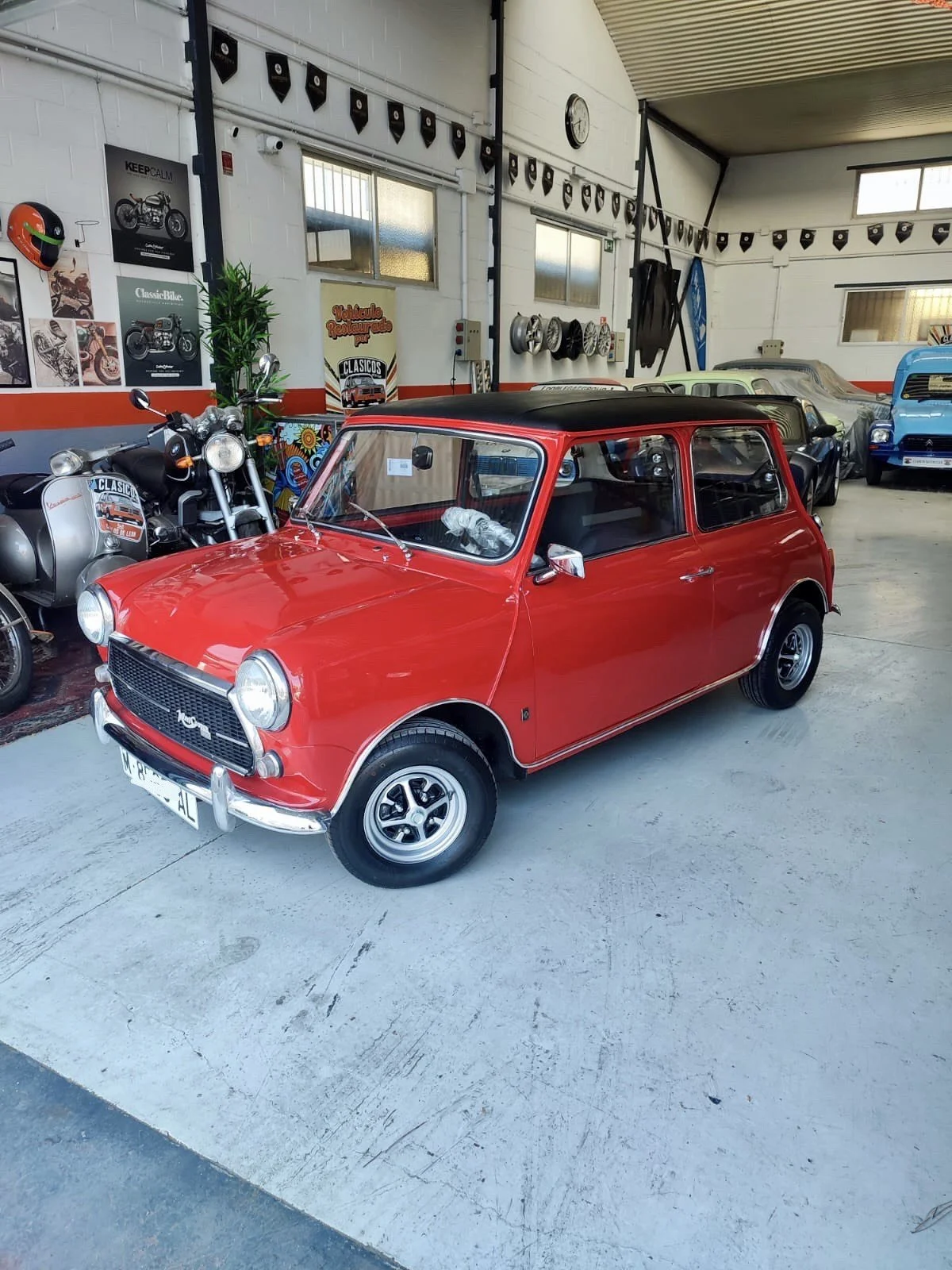 Coches clásicos BMW y motocicletas en una sala de exhibición